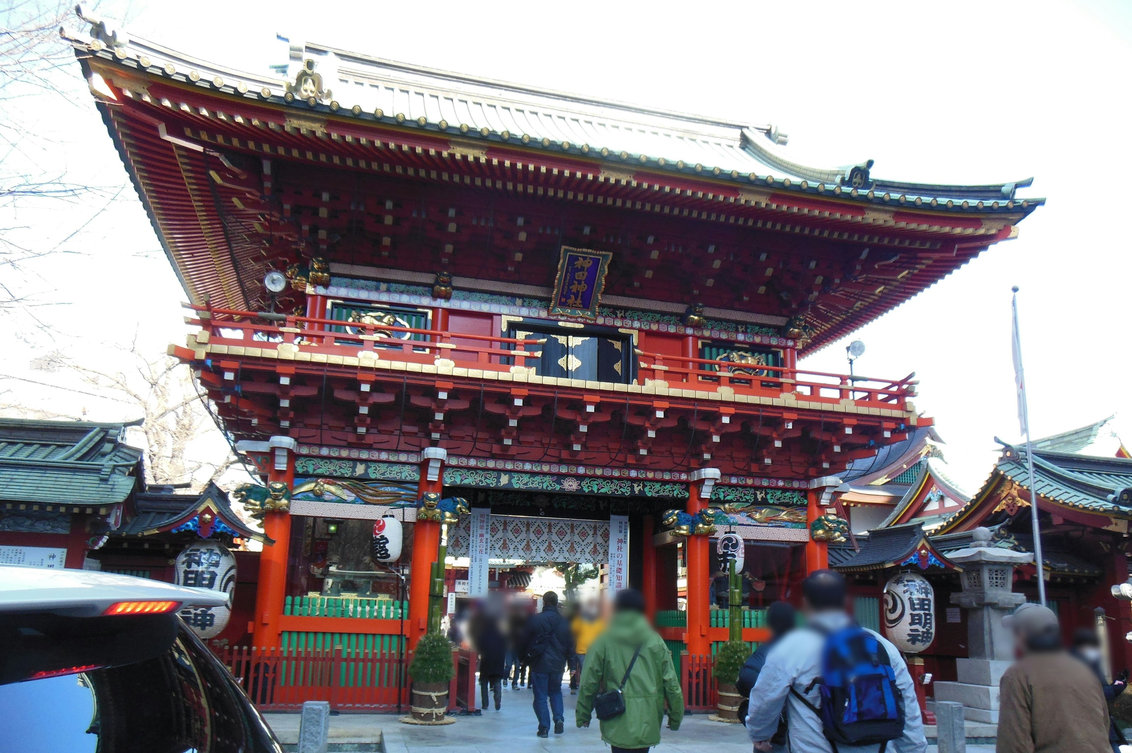 Puerta de templo japonés tradicional en rojo con una multitud de personas