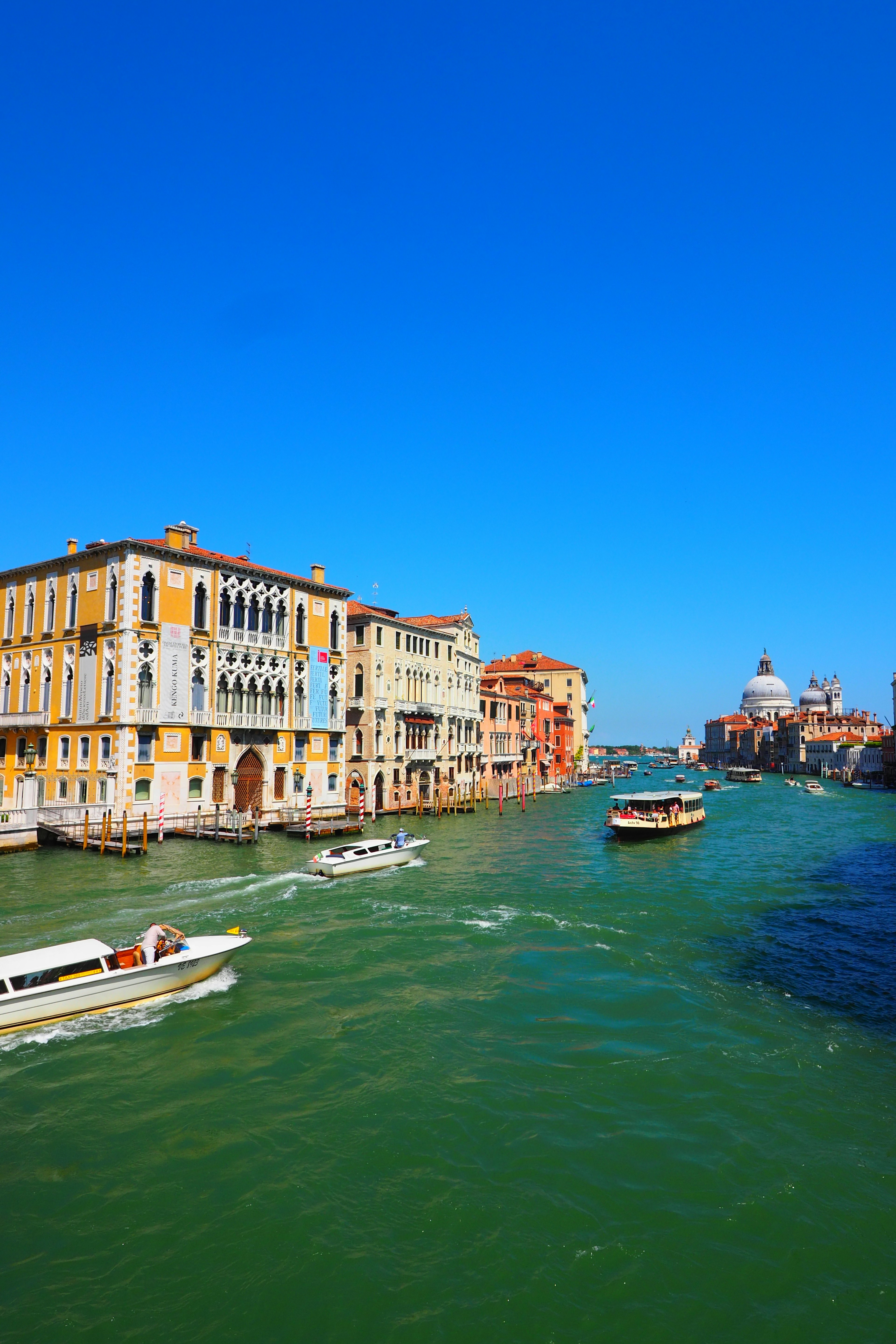 Schöne Aussicht auf Venedig mit Wasserwegen und bunten Gebäuden