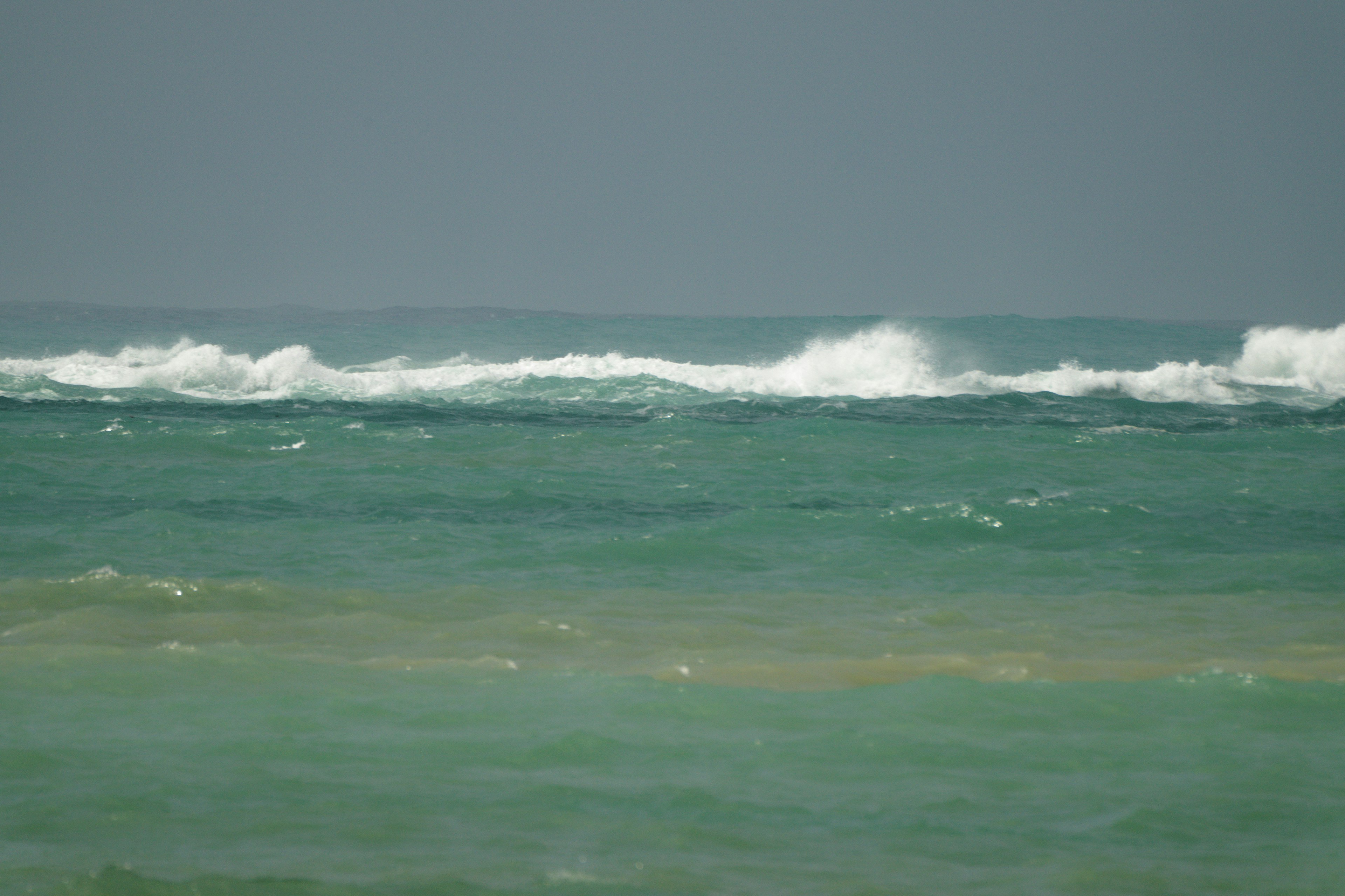 Vista de un océano azul con olas