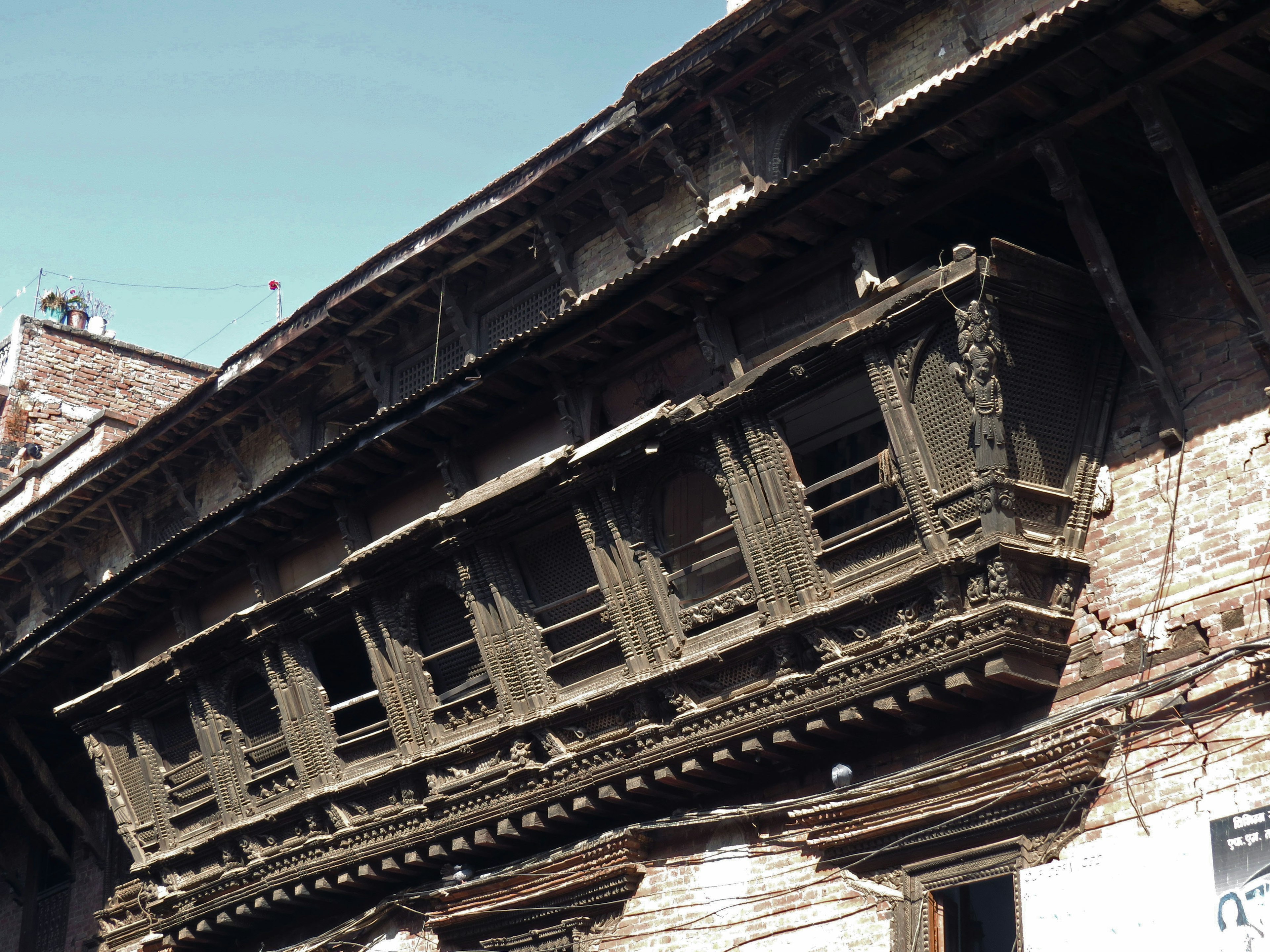 Foto de un edificio antiguo con un balcón distintivo