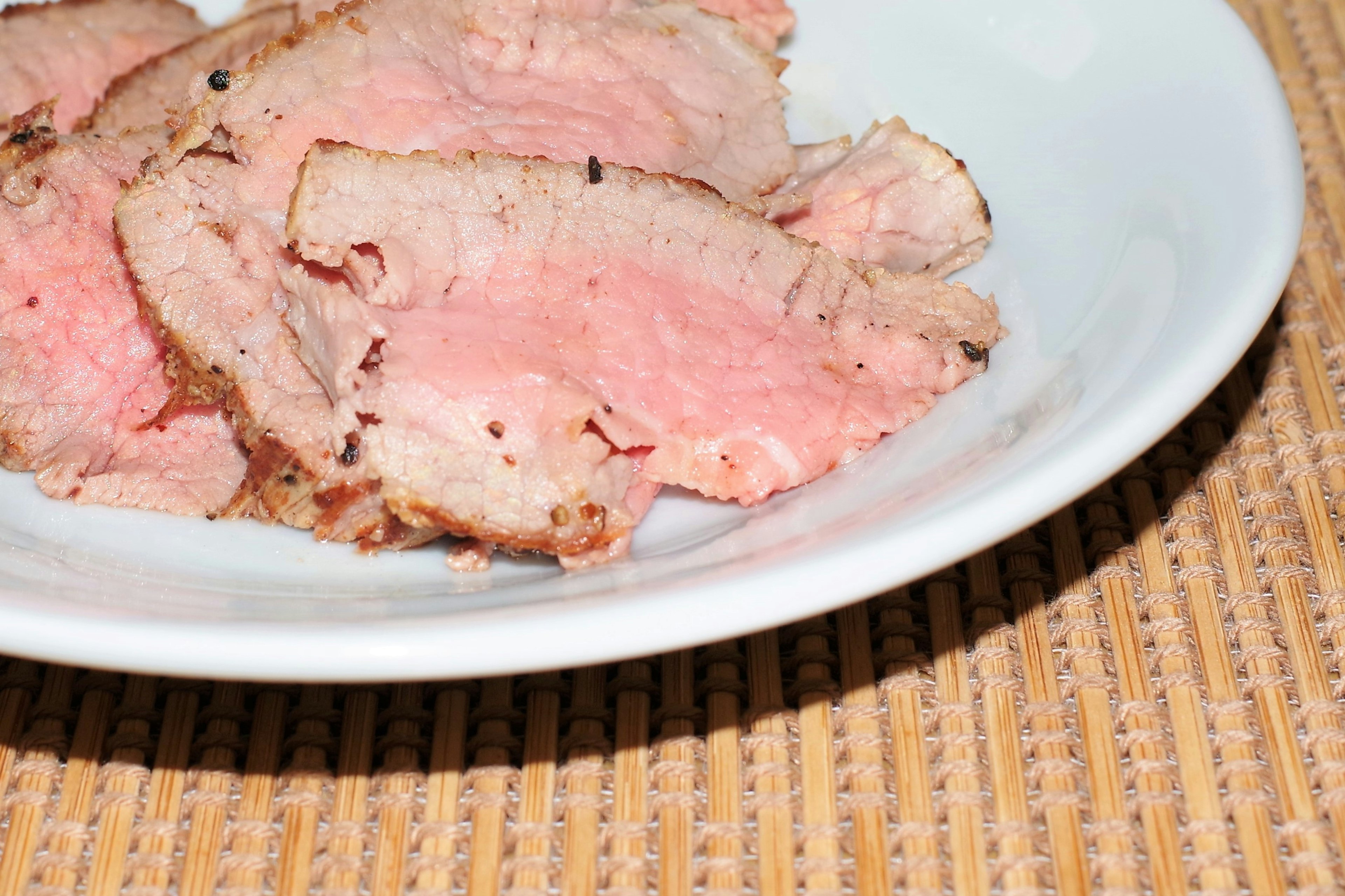 Rodajas de carne asada servidas en un plato blanco