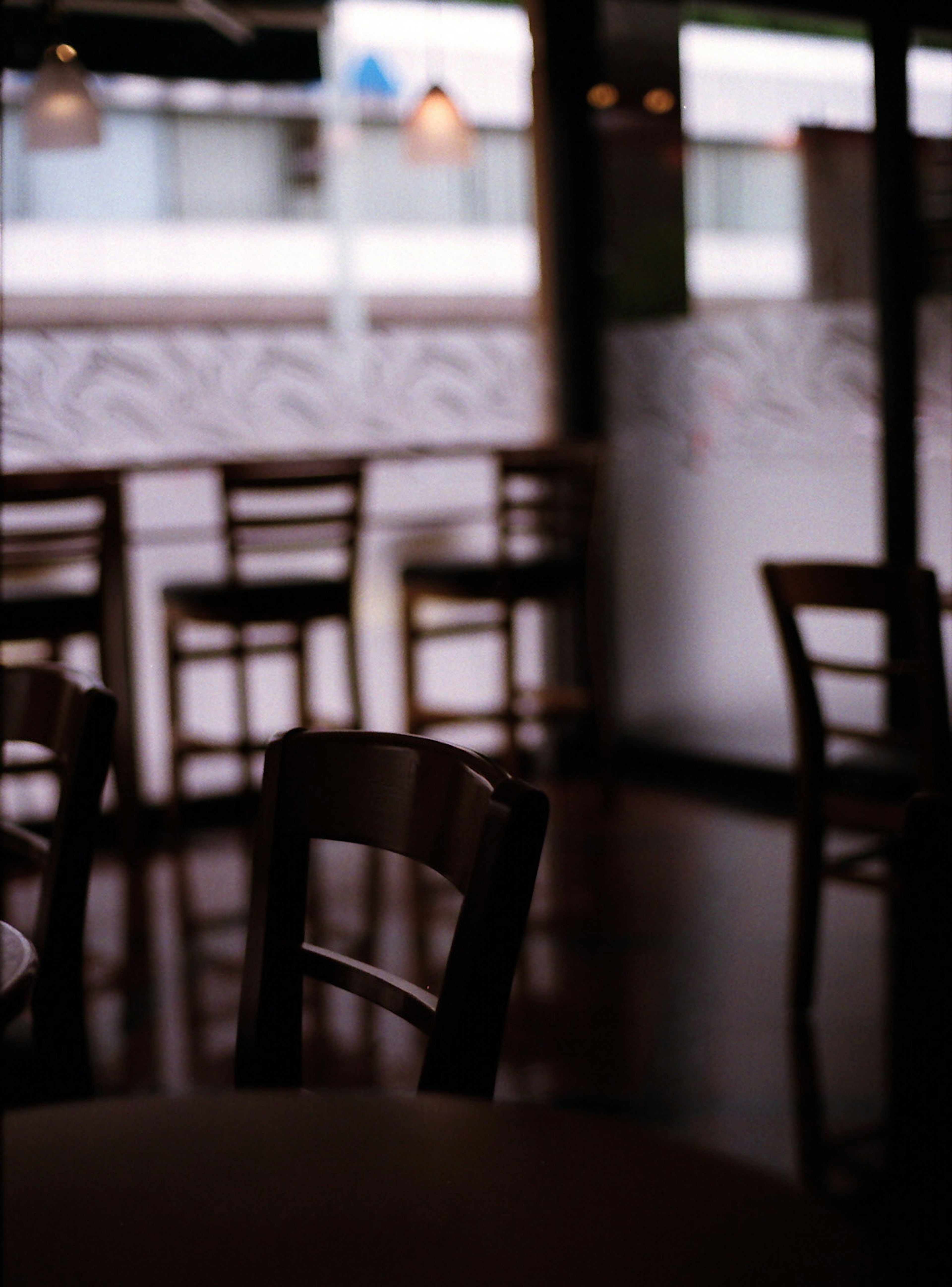 Verschommene Ansicht von Stühlen und Tischen in einem Café