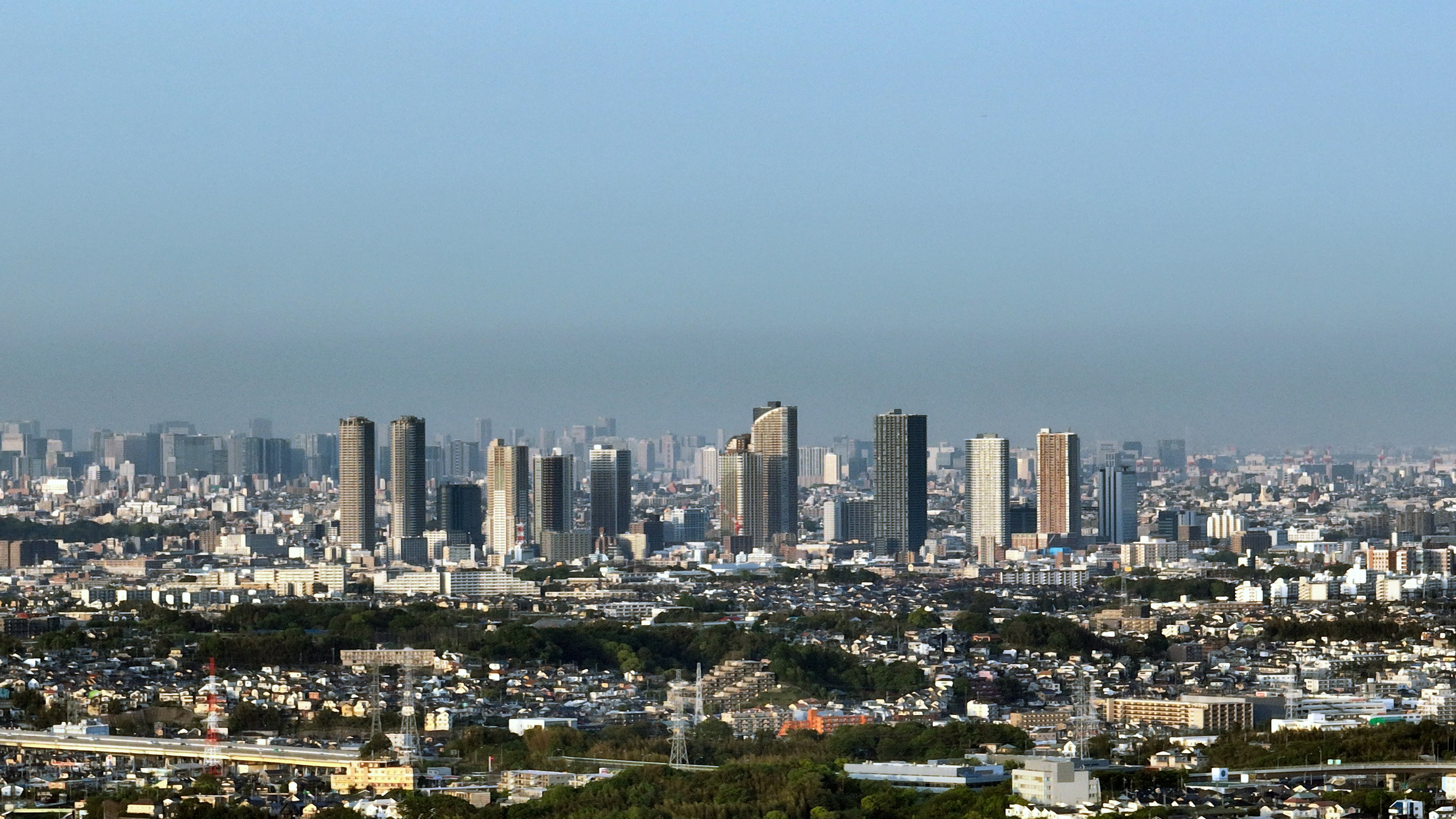 Pemandangan panorama garis langit Tokyo dengan gedung pencakar langit