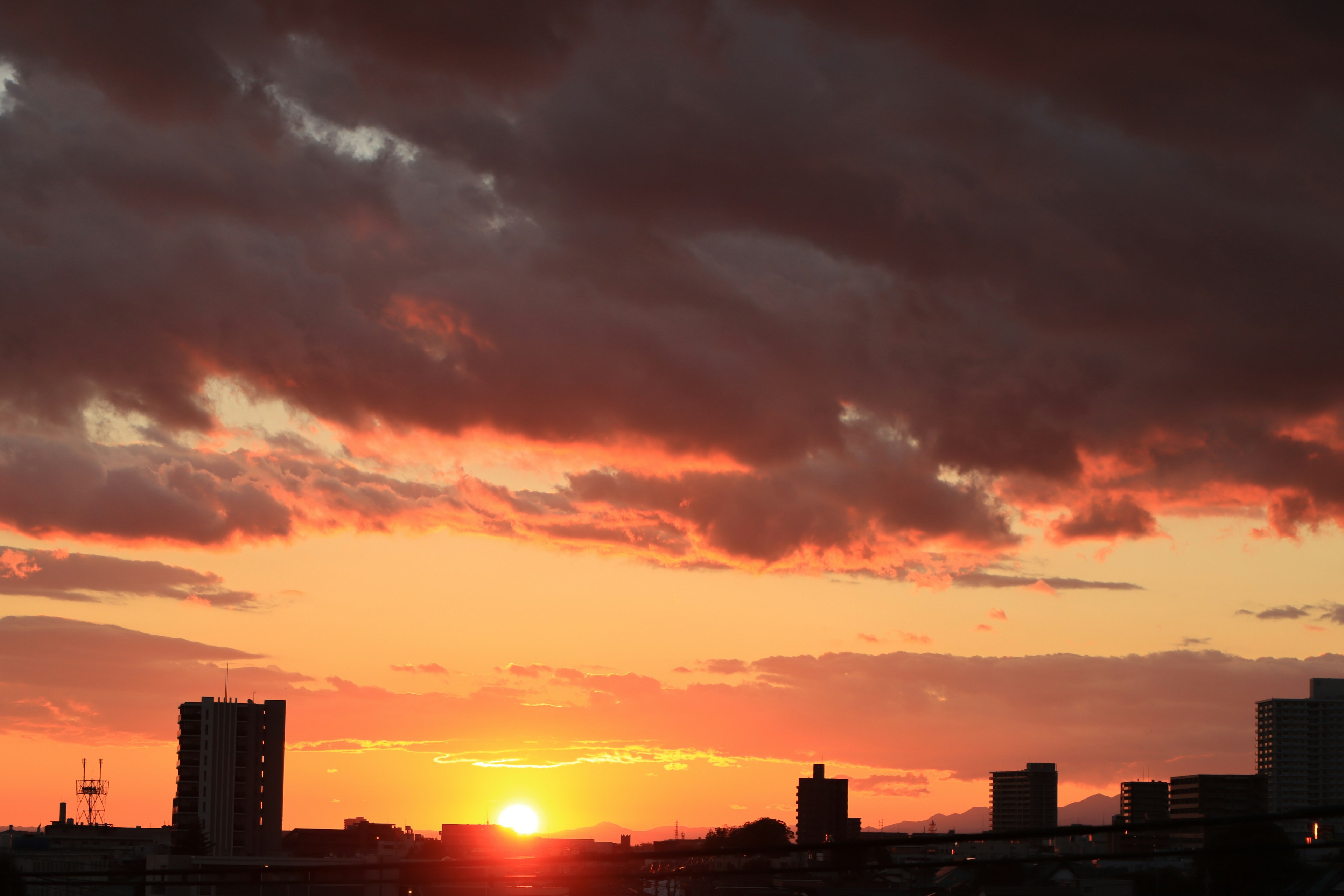 Schöner Sonnenuntergang mit Wolken am Himmel