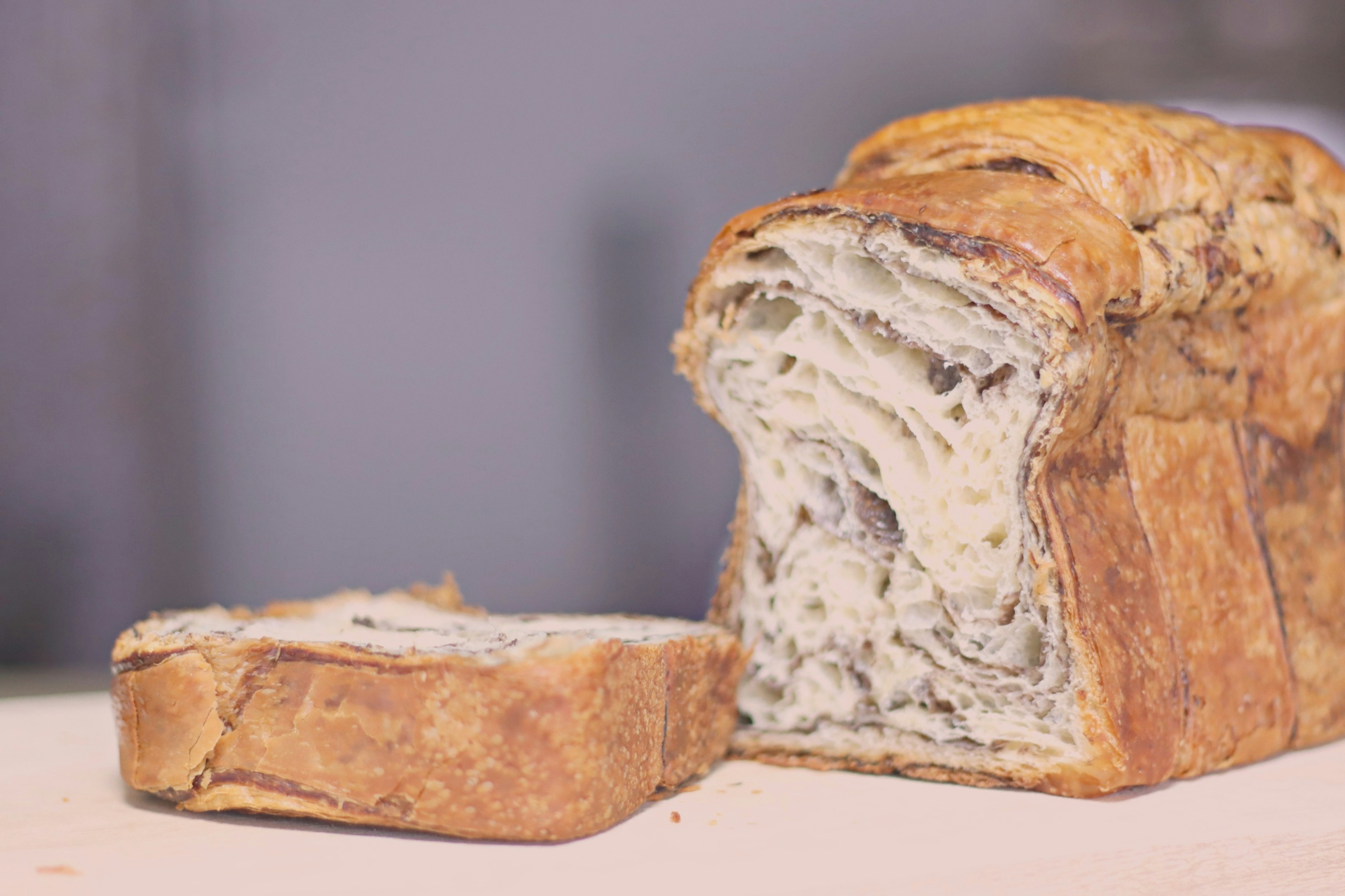 Pane affettato che mostra una bella texture marmorizzata e crosta dorata