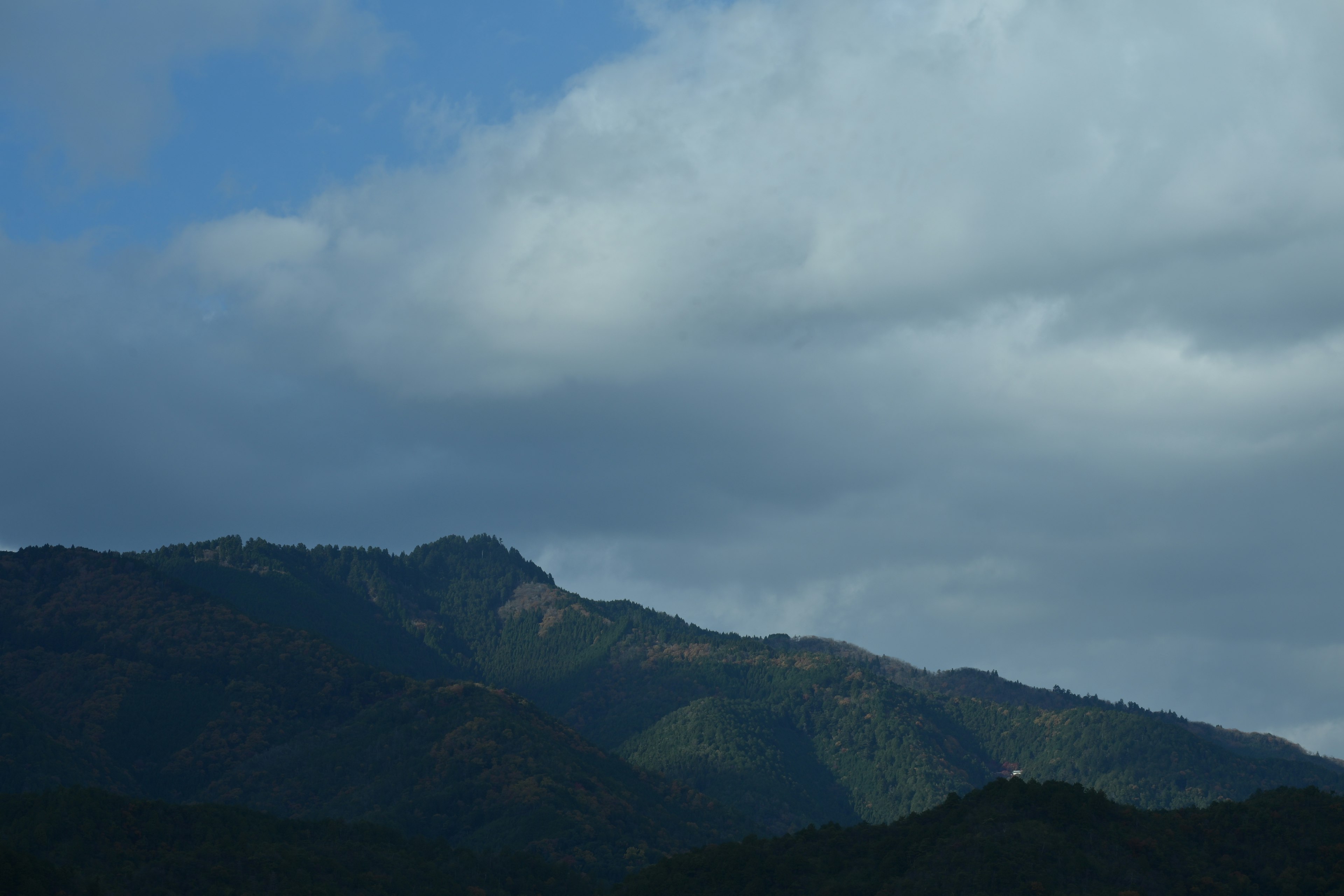 青空の下に広がる山々の風景