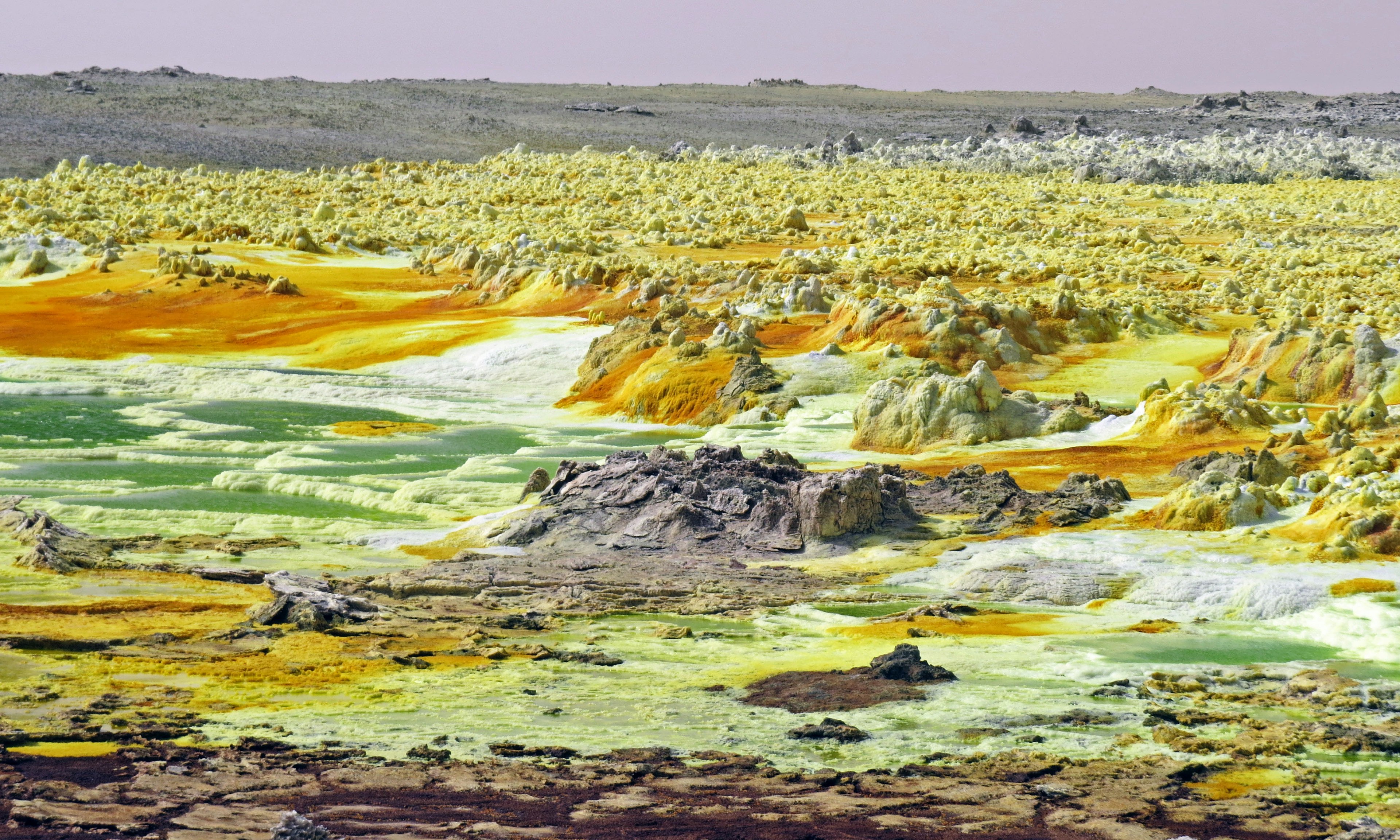 ทิวทัศน์สีสันสดใสพร้อมรูปแบบหินที่ไม่เหมือนใครใน Danakil Depression ของเอธิโอเปีย