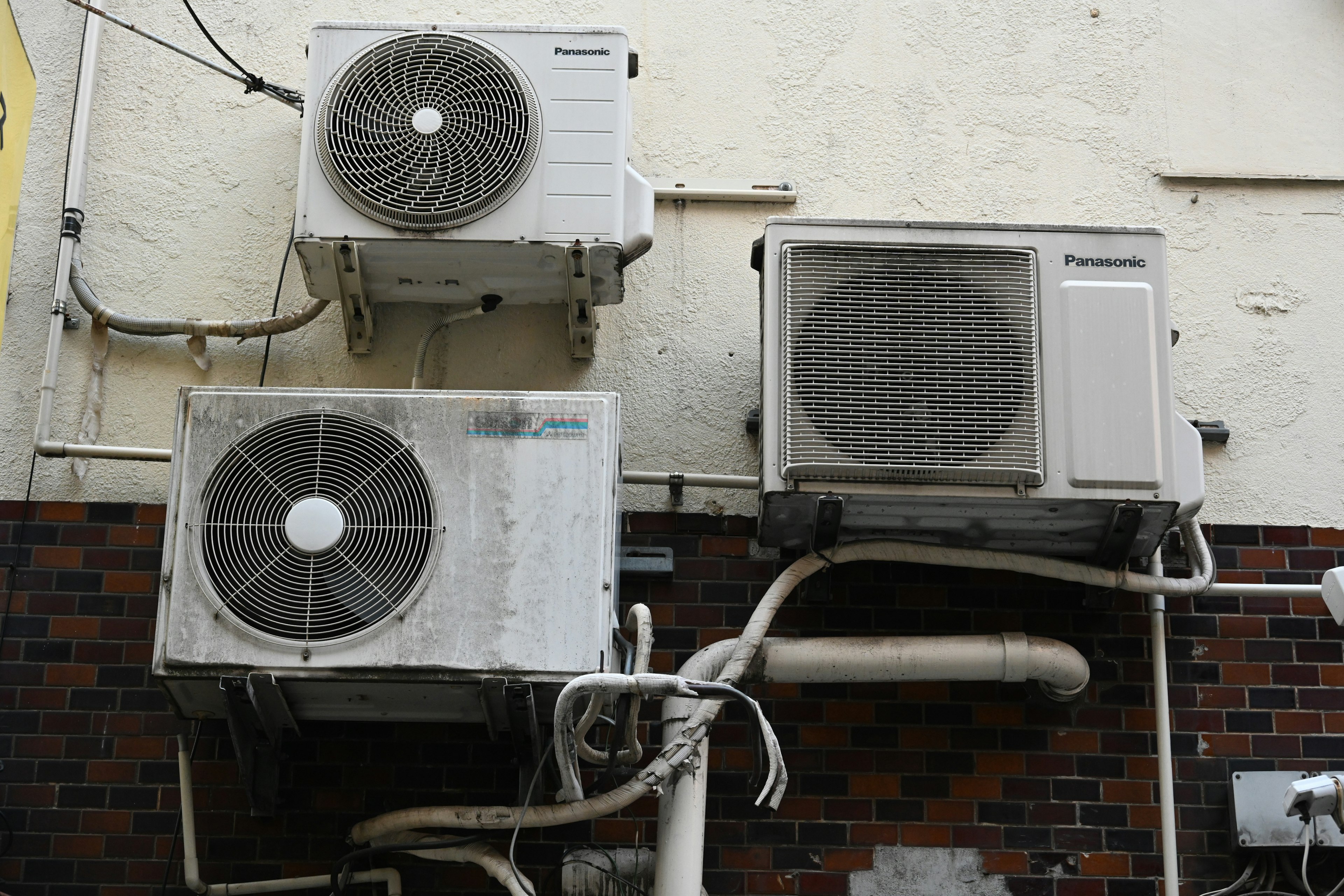 Plusieurs unités de climatisation montées sur un mur