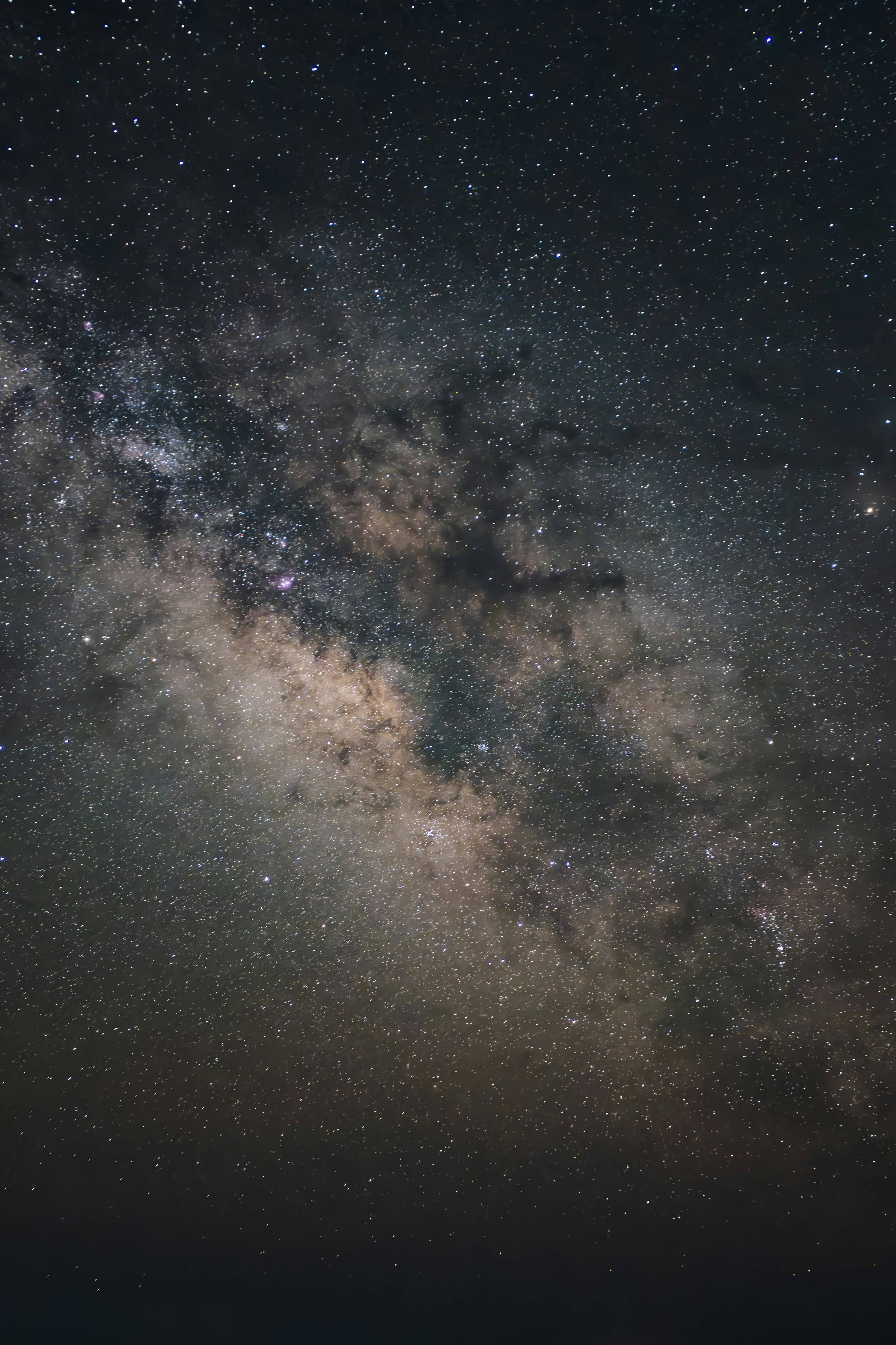 Ampio cielo notturno che mostra stelle e la galassia di Via Lattea