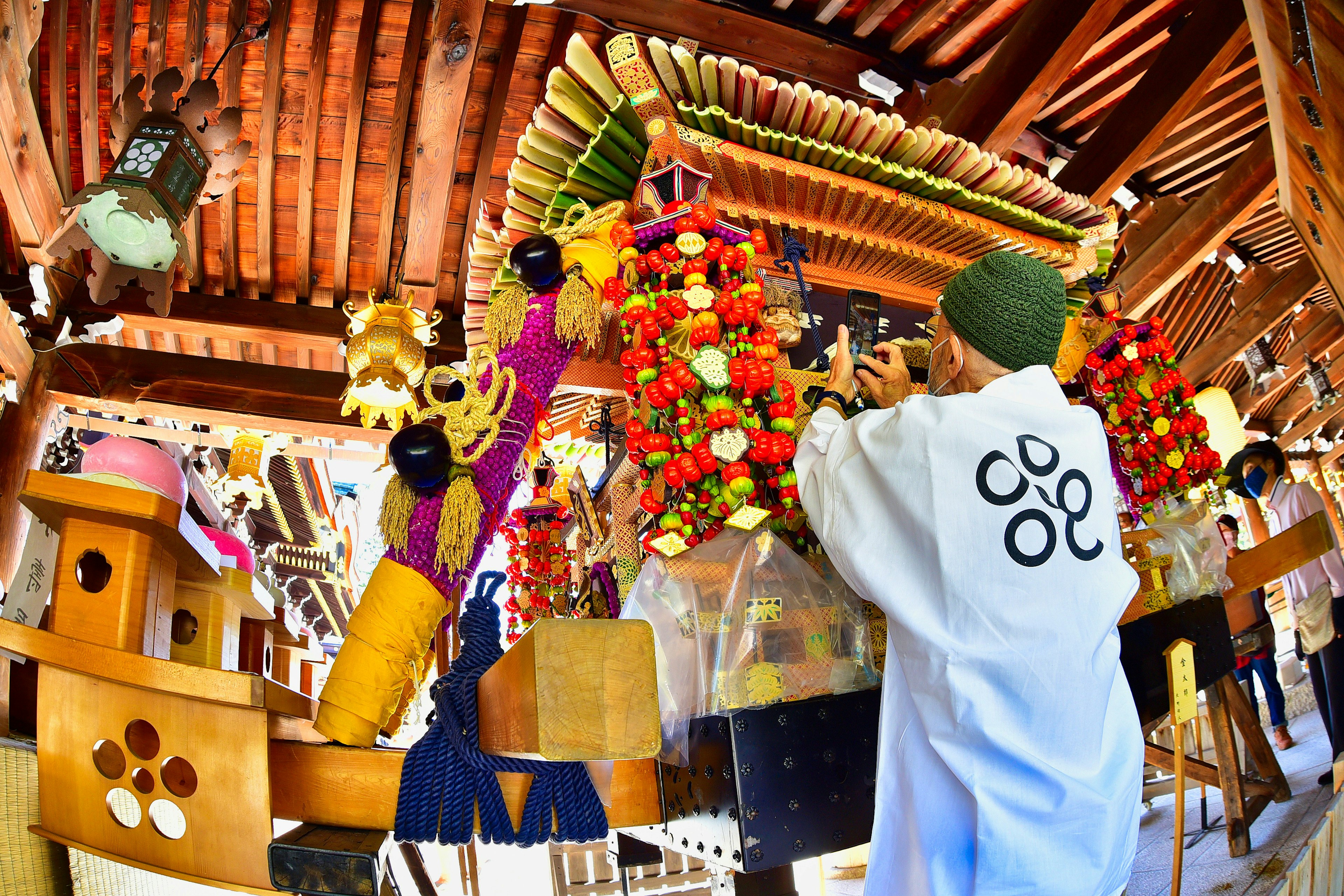 Una persona preparando un festival con decoraciones coloridas