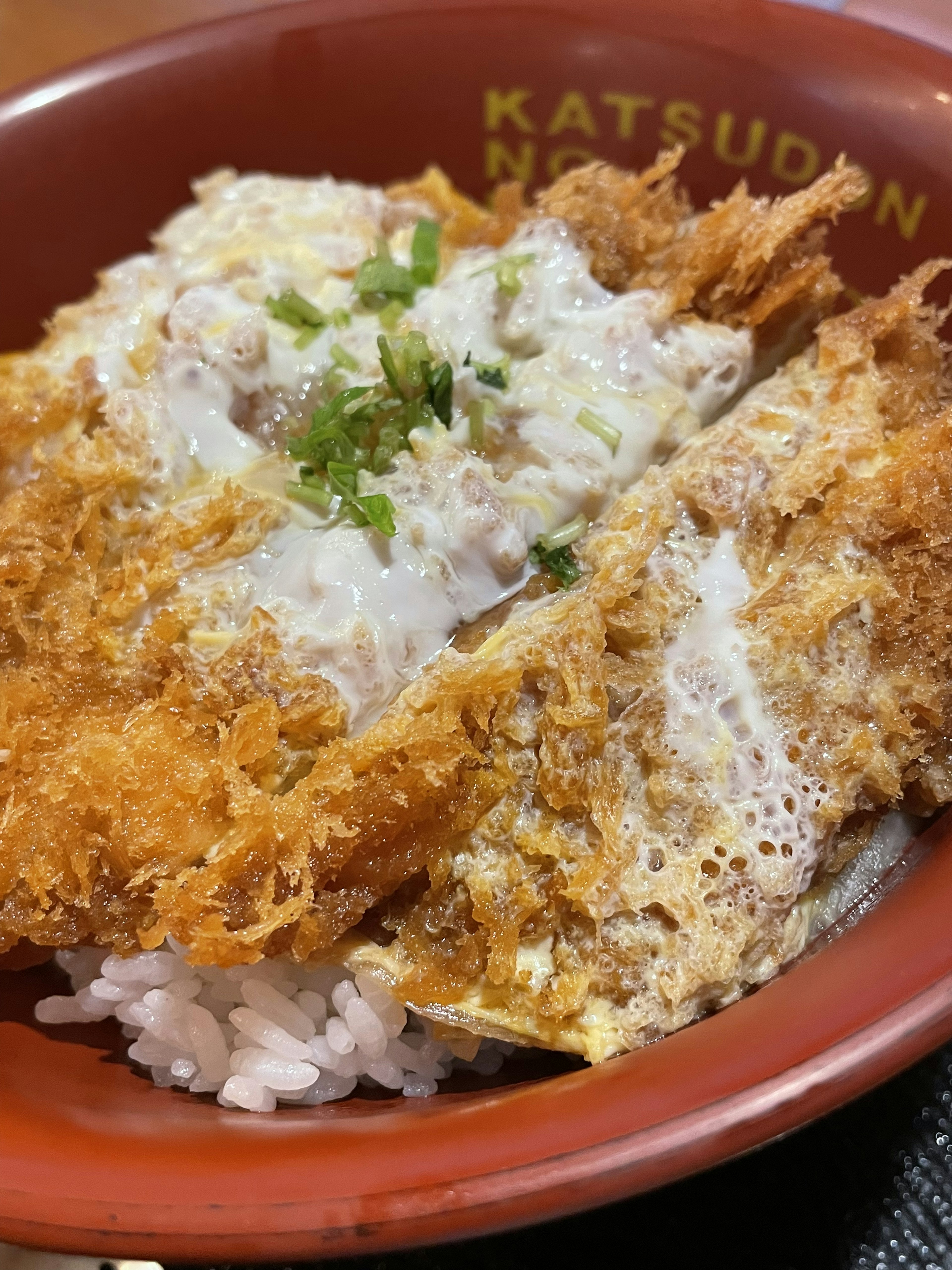 Mangkuk nasi dengan tonkatsu renyah dan telur di atasnya