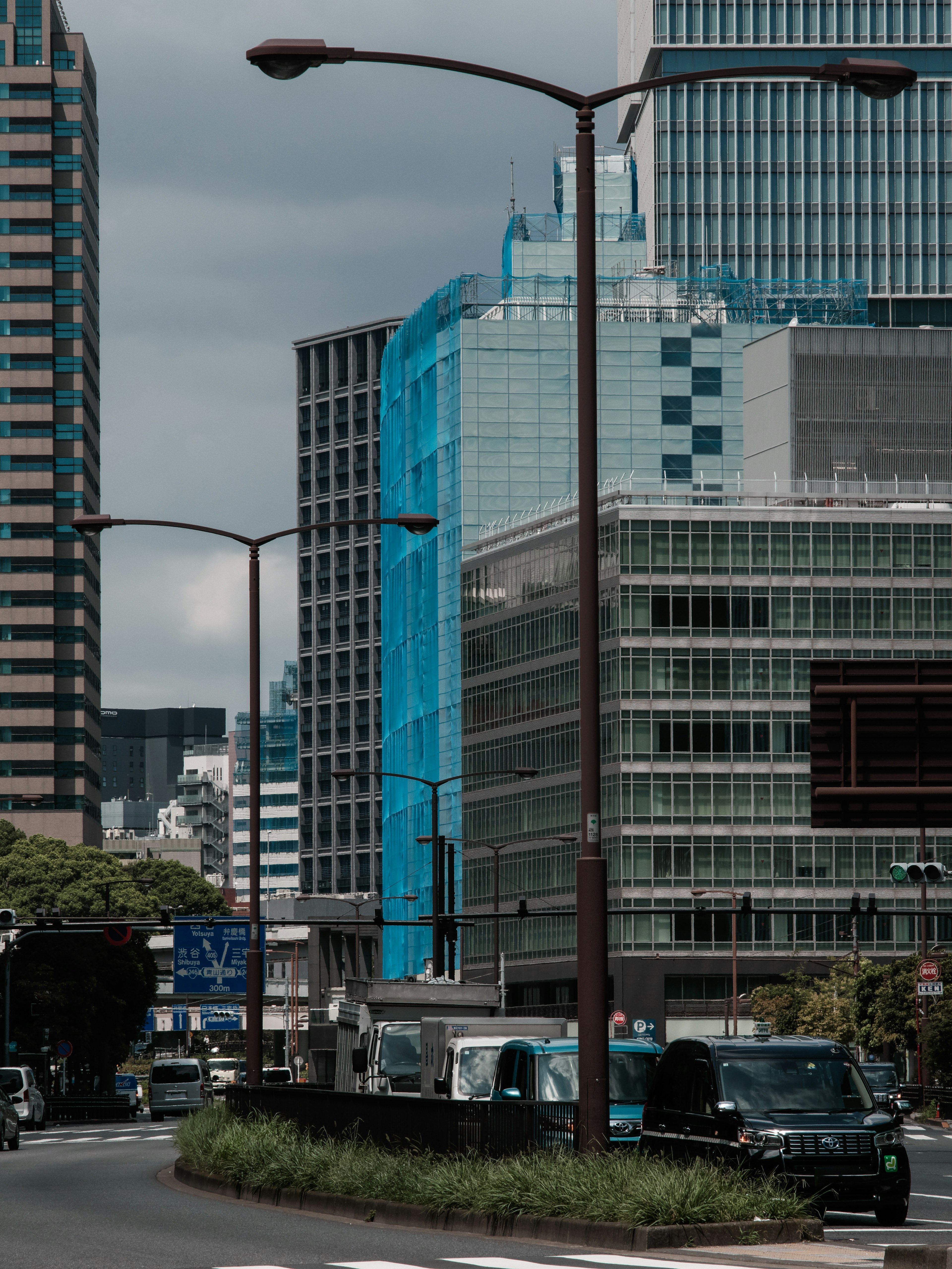 Paysage urbain avec des bâtiments modernes et un trafic fluide