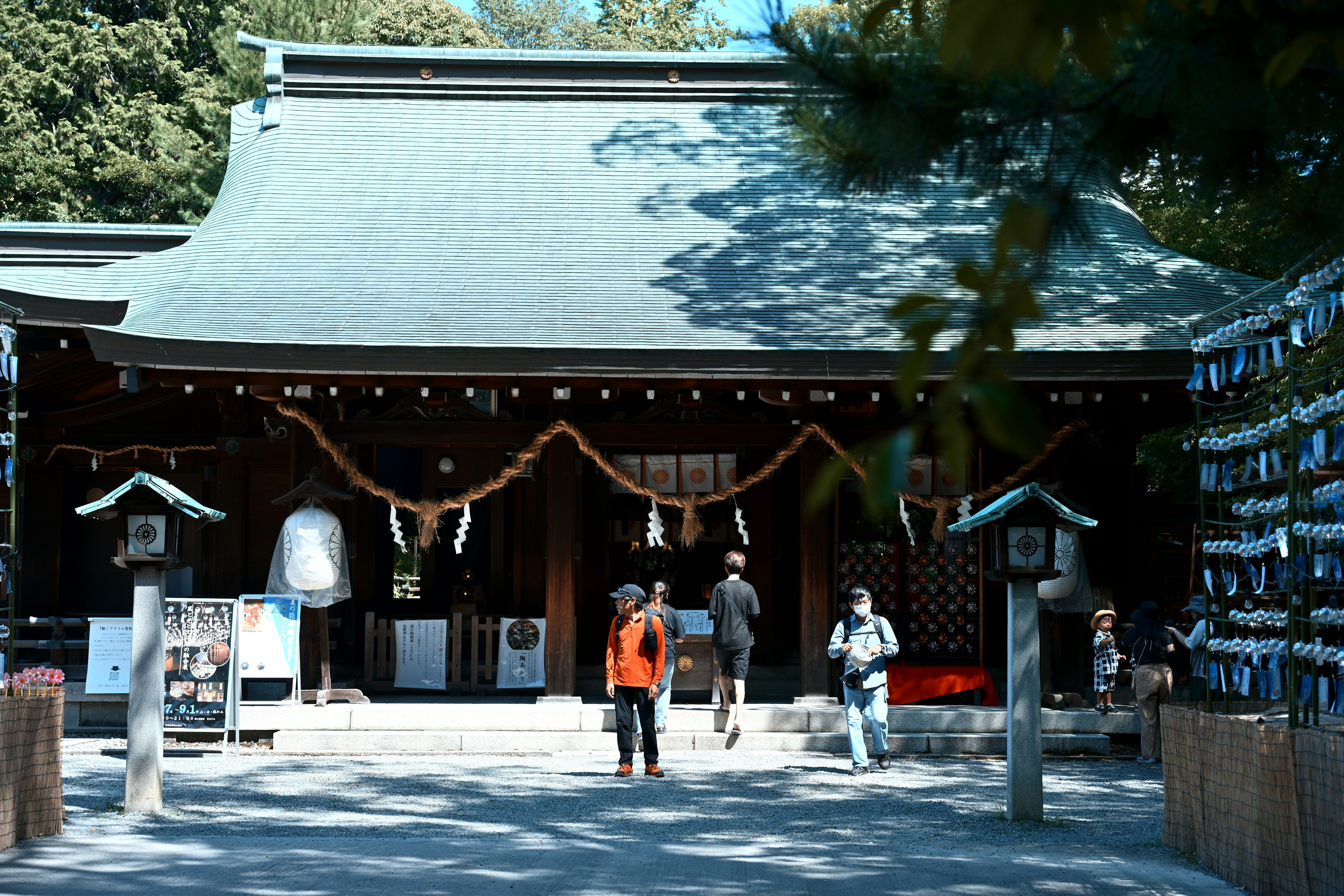 伝統的な神社の外観と訪れる人々の姿