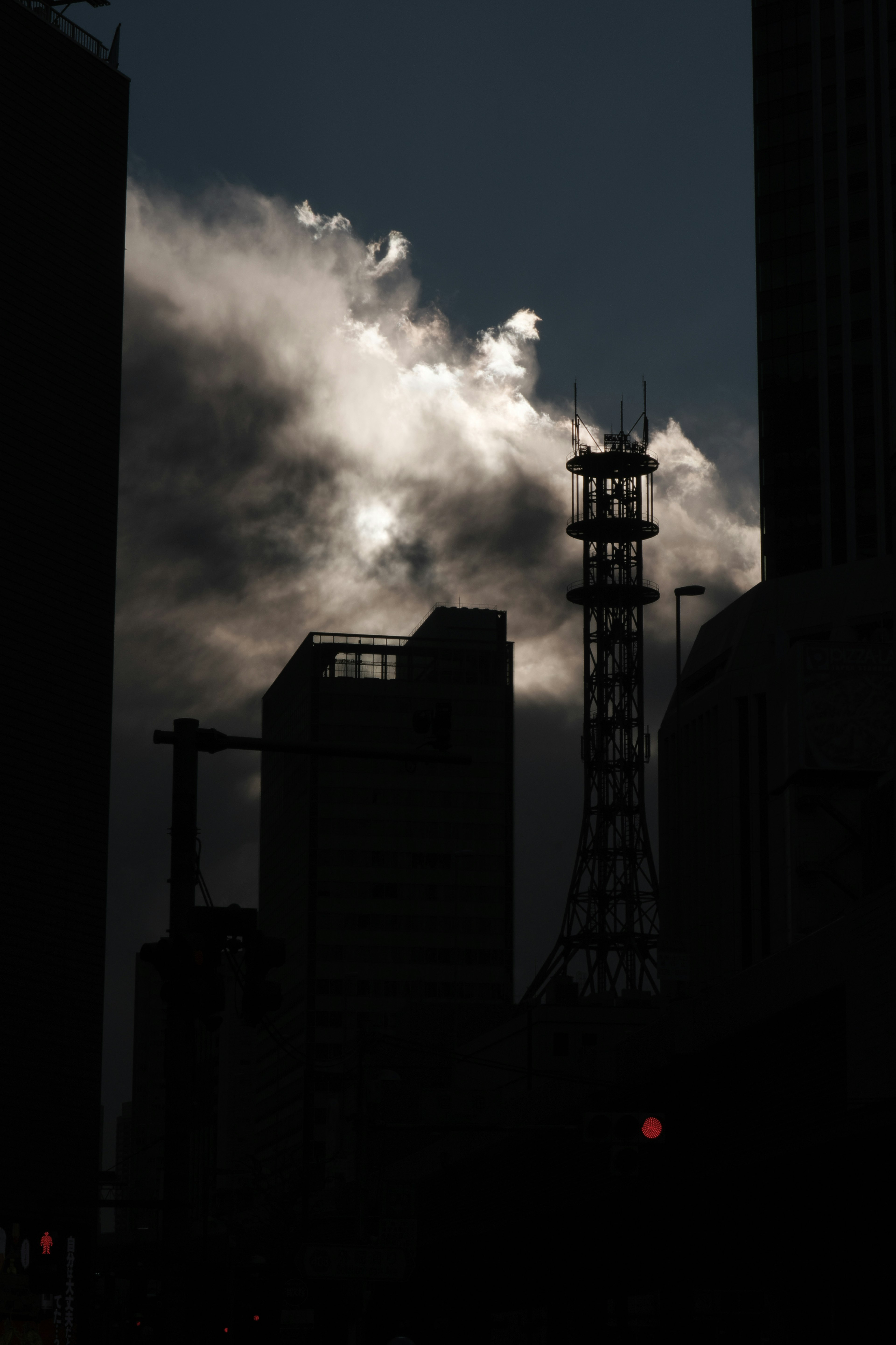 城市景觀，背景有摩天大樓的輪廓和戲劇性的雲