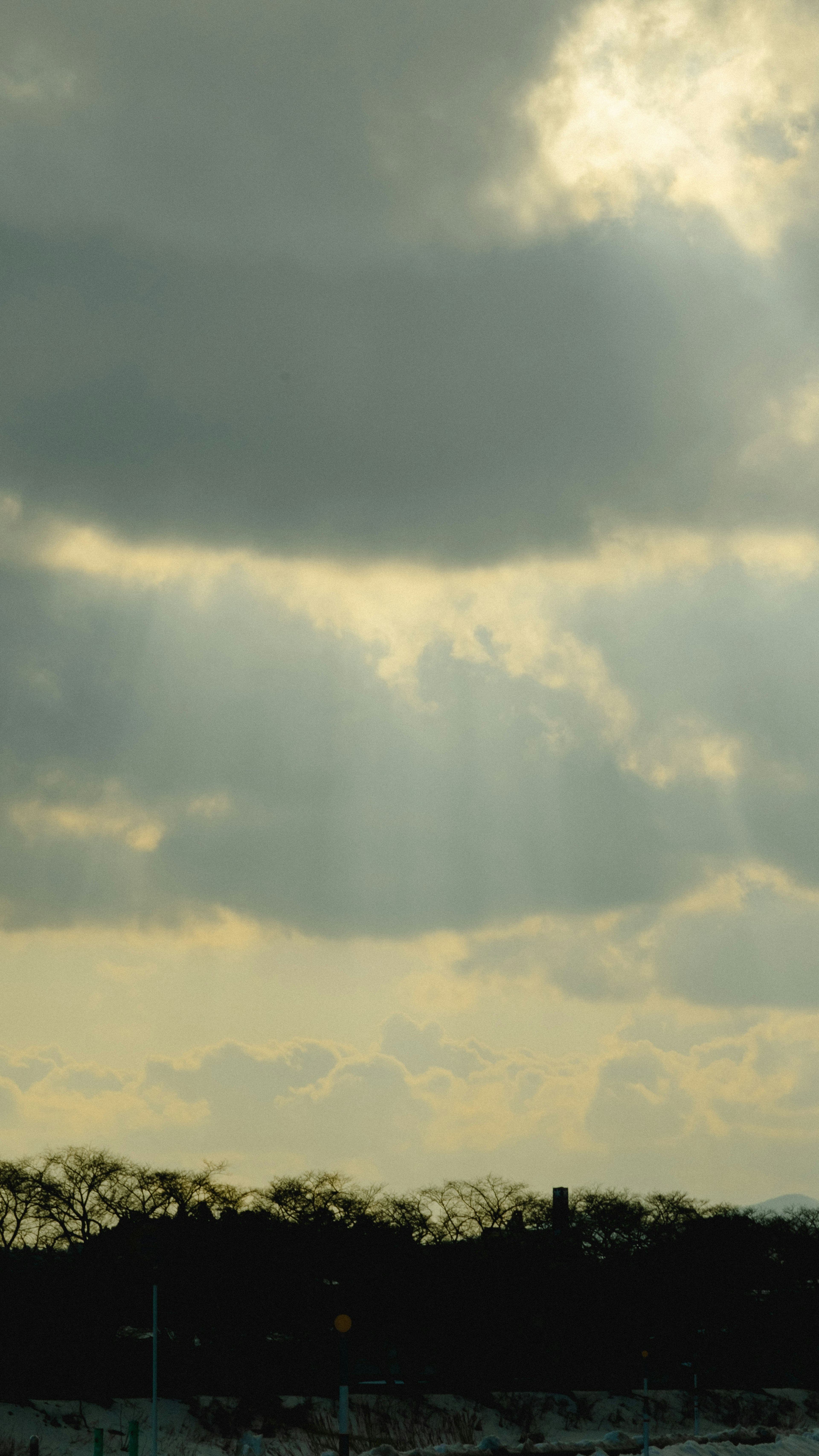 雲に覆われた空から光が差し込む様子