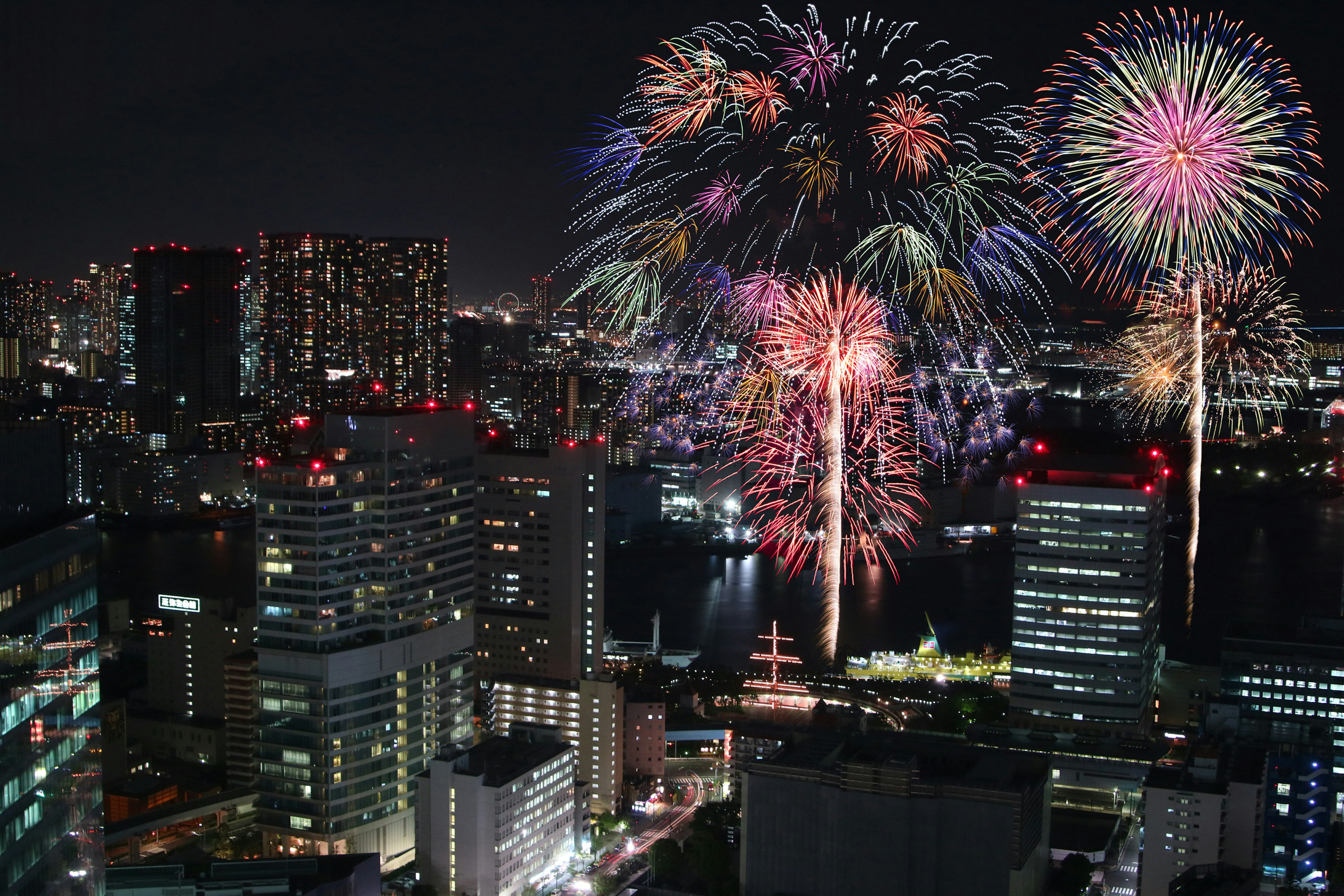 Feuerwerk über der Skyline von Tokio bei Nacht farbenfrohe Feuerwerke erhellen den Himmel