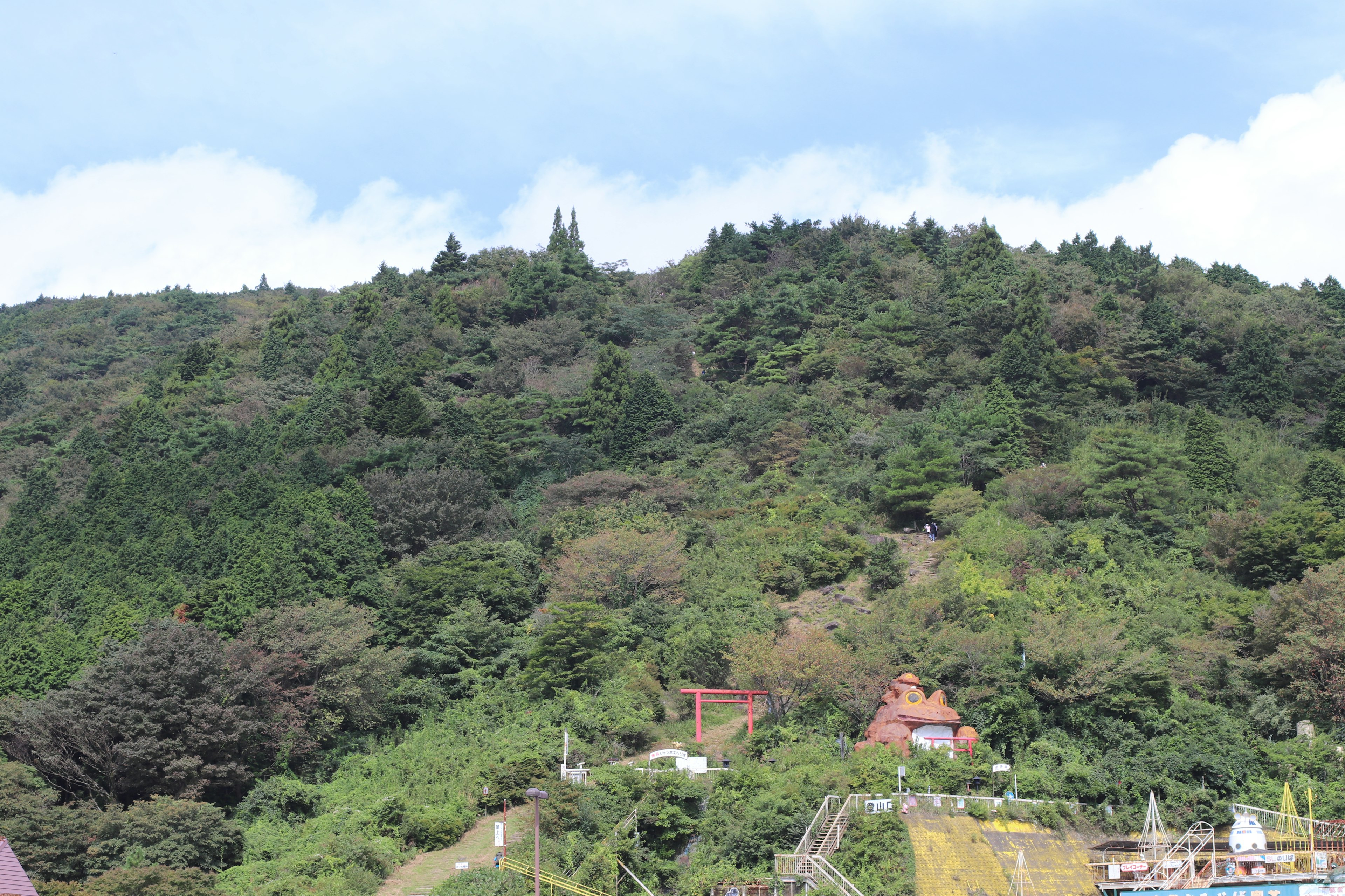 Üppige grüne Berglandschaft mit verstreuten Häusern