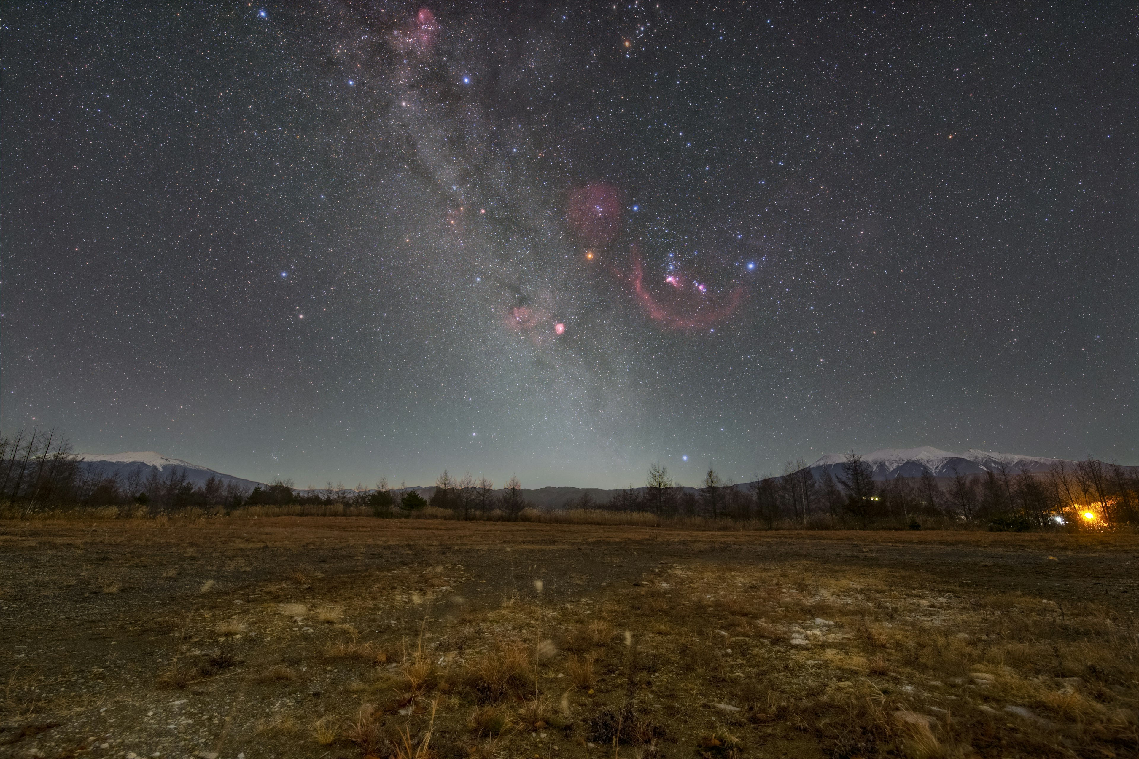 星空下的田野风景，清晰可见星座