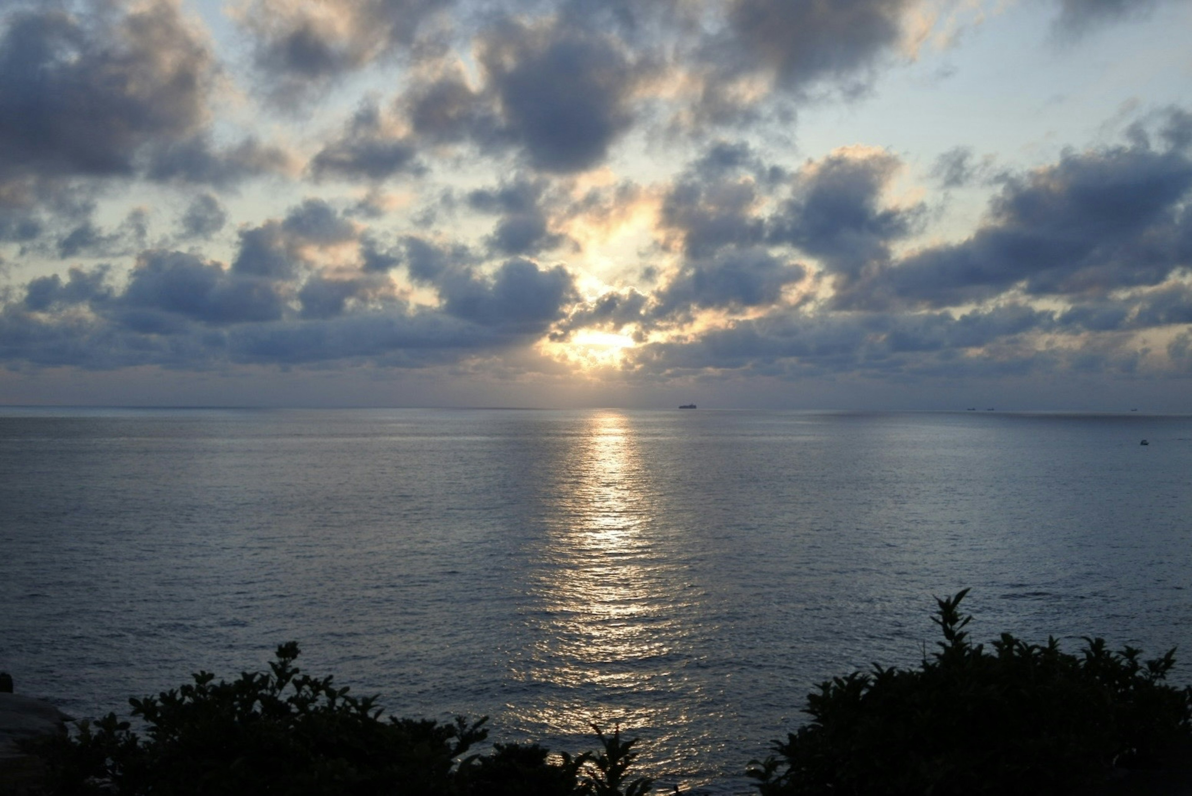 穏やかな海と雲の夕暮れの風景