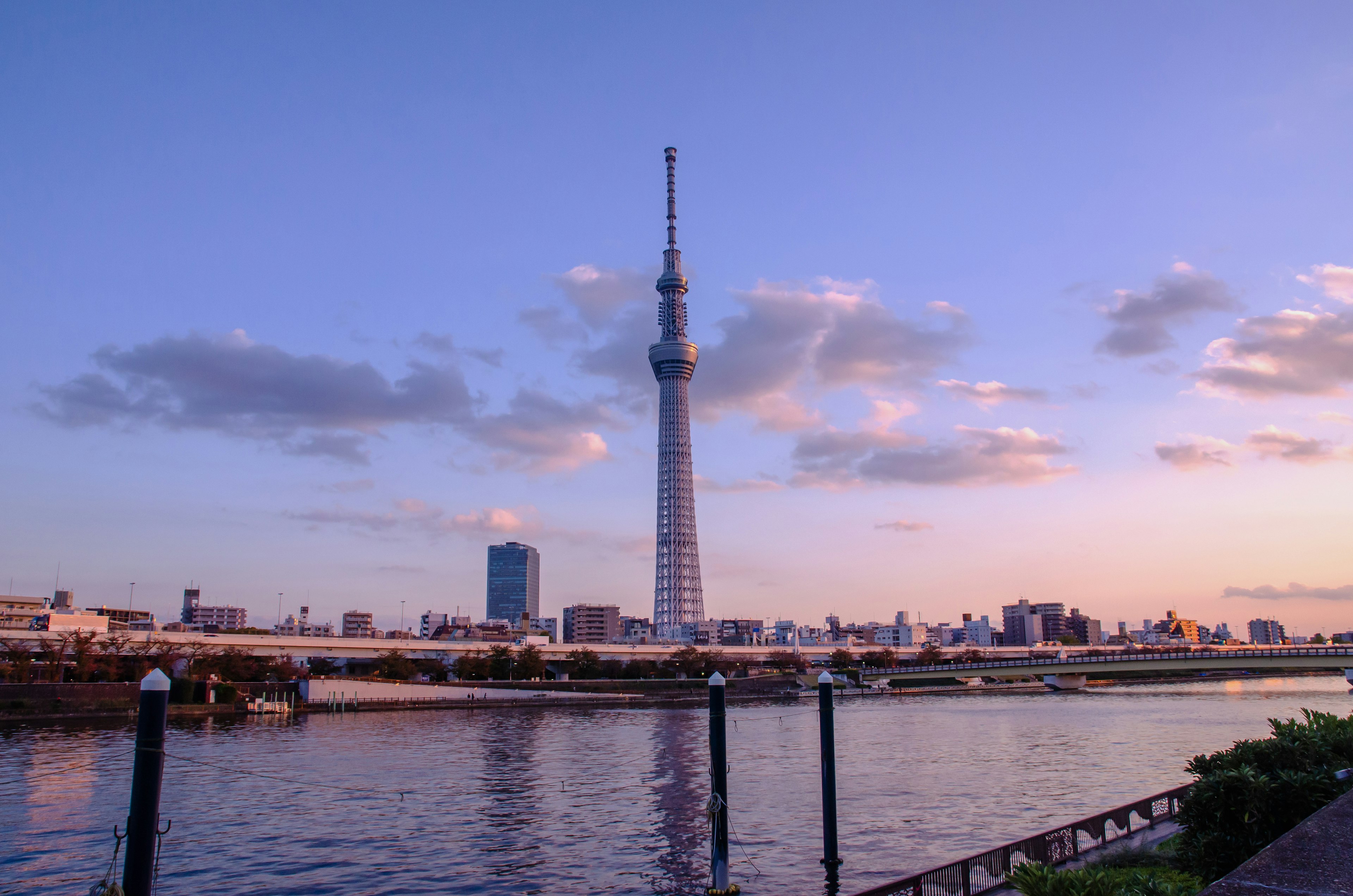 Tokyo Skytree che si erge contro un cielo al tramonto