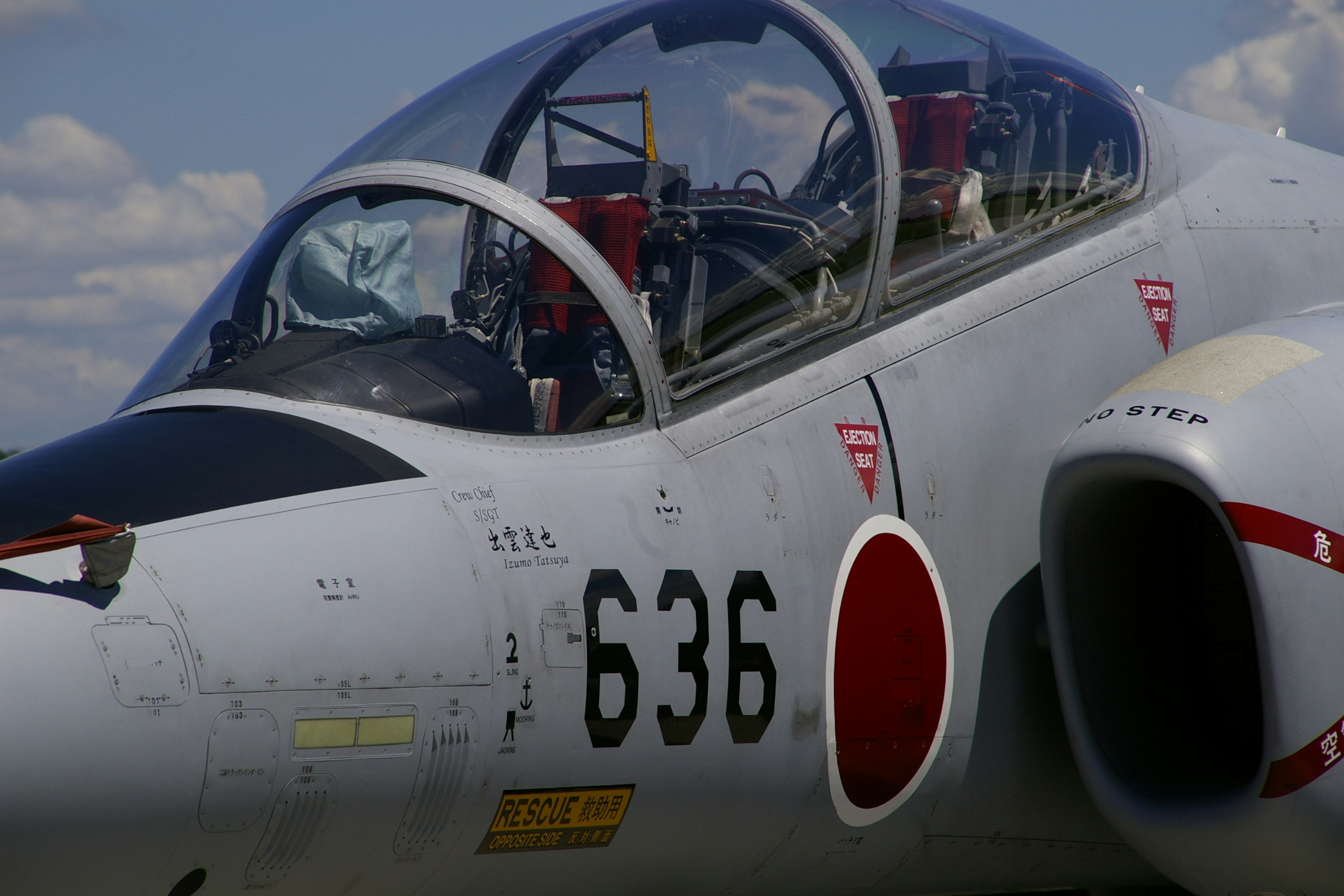 Gros plan sur le cockpit d'un avion numéro 636 avion japonais