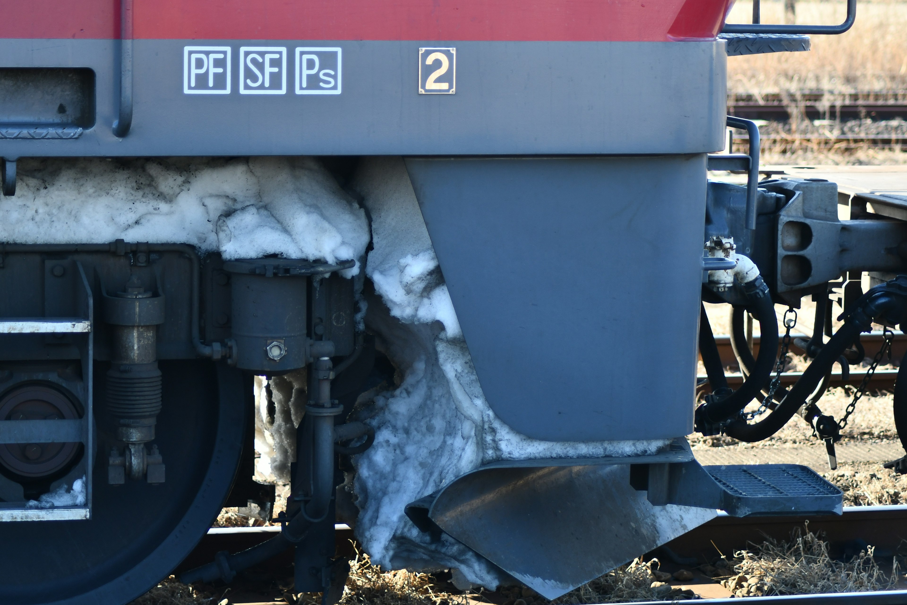 Vue latérale d'un wagon de train avec accumulation de neige