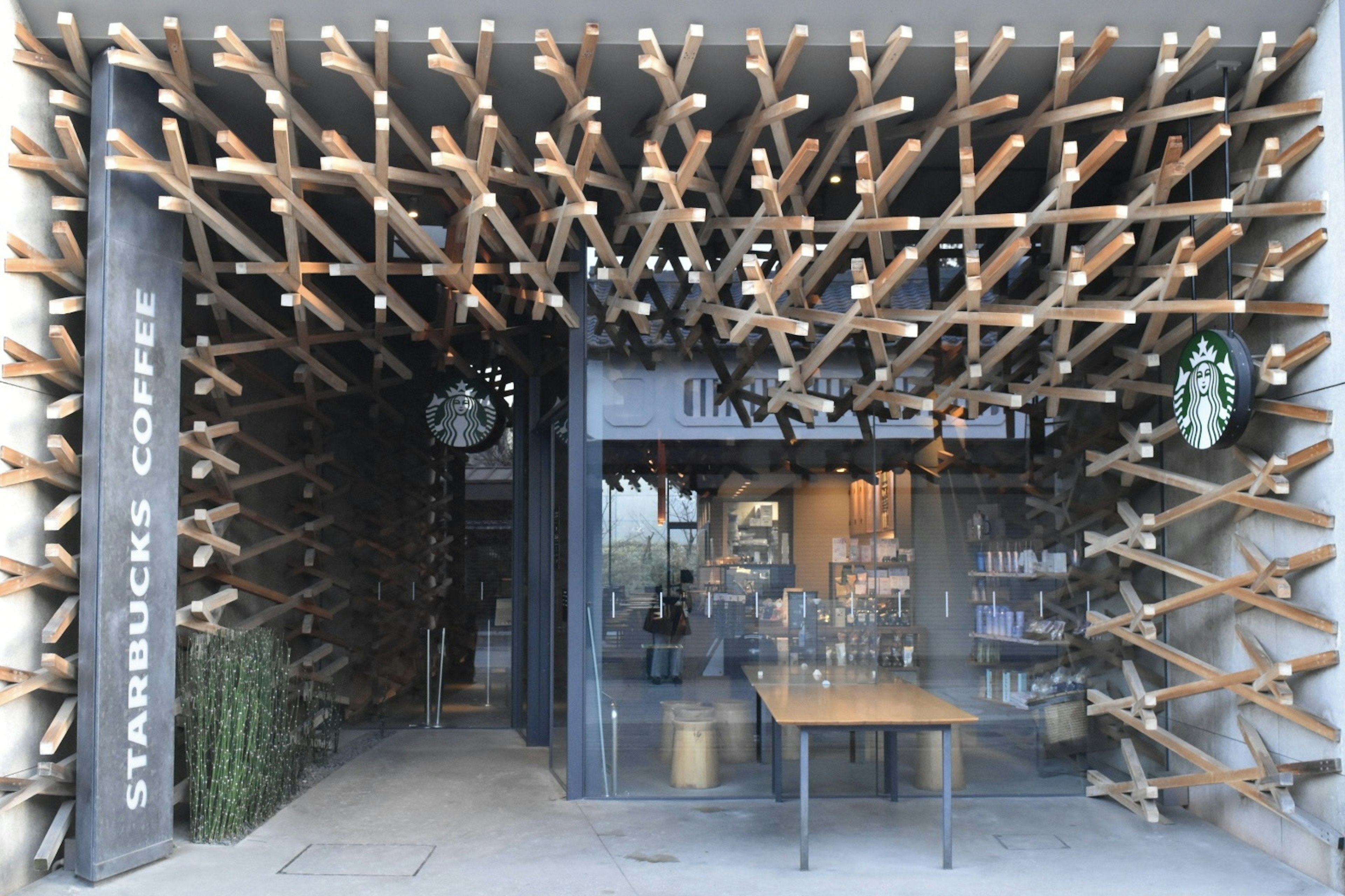 Fachada única de Starbucks con decoraciones de madera y diseño moderno