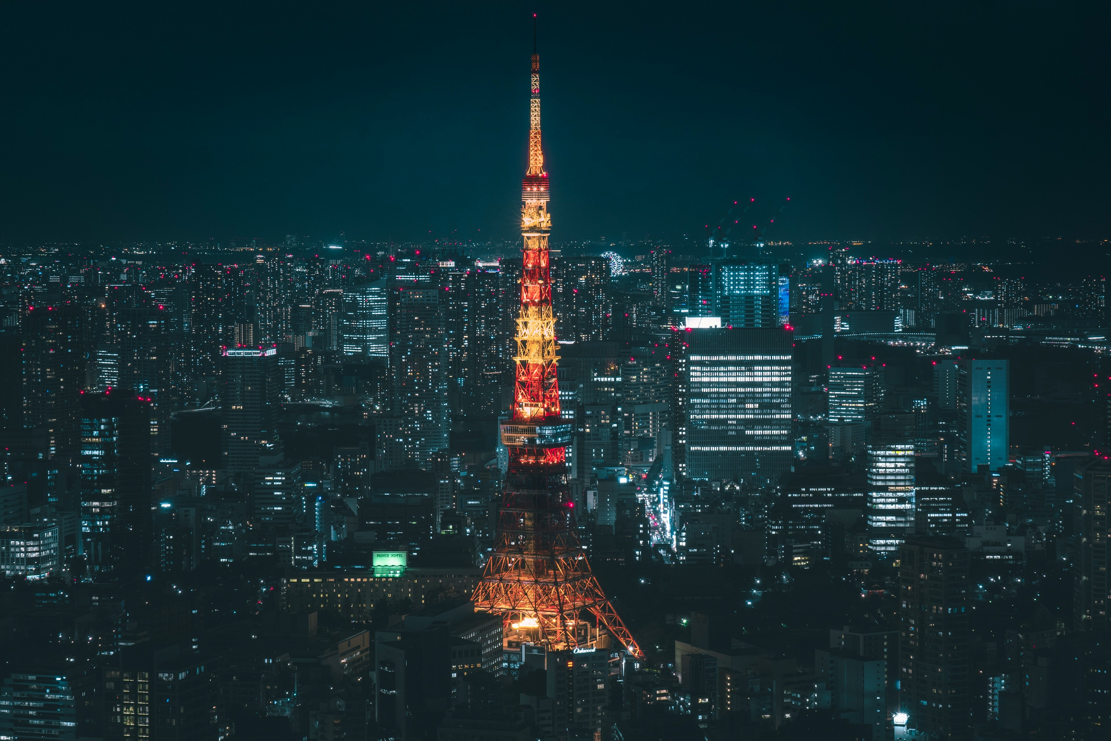 東京タワーが夜景の中に輝く美しい景色