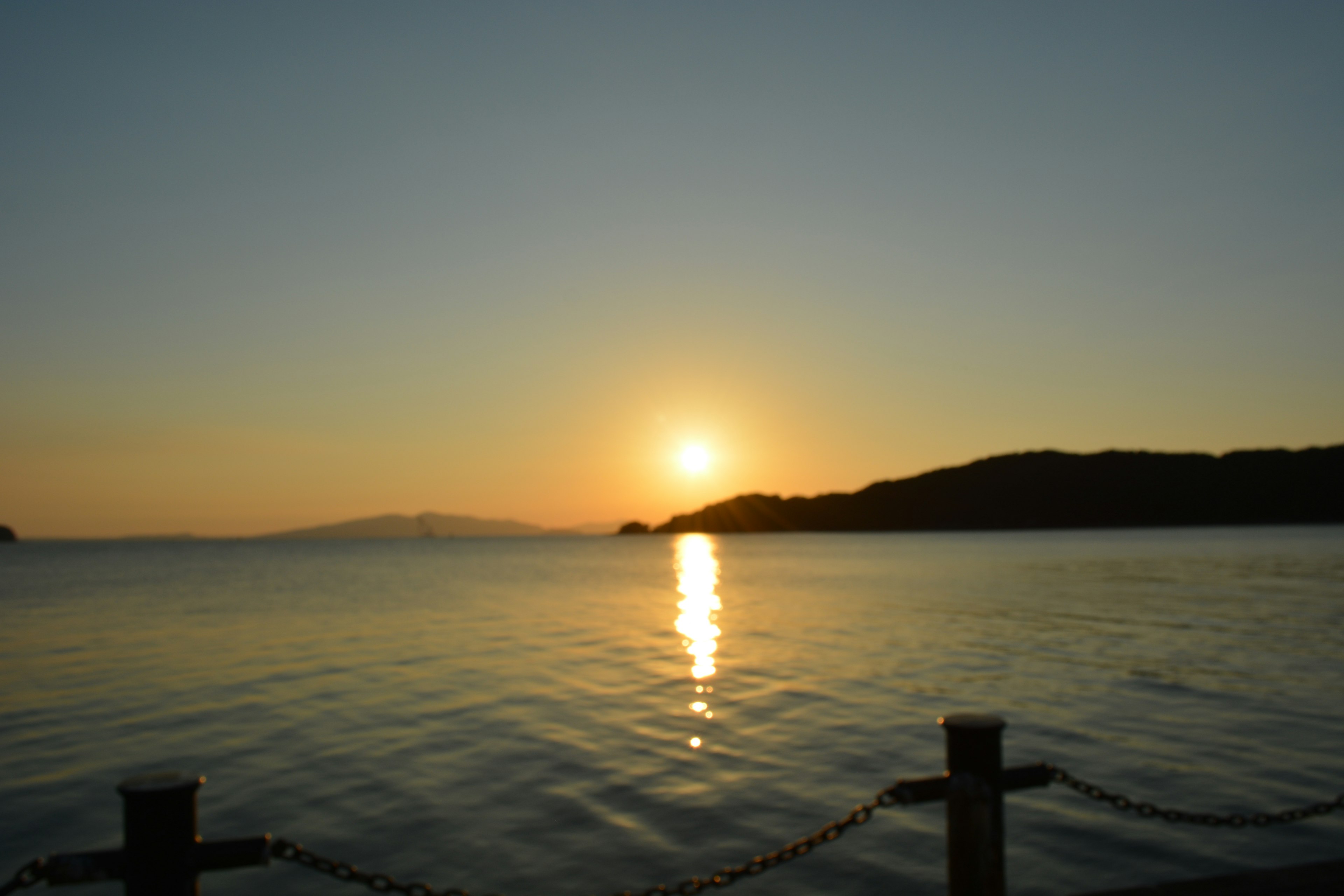 海上美麗日落與平靜水面