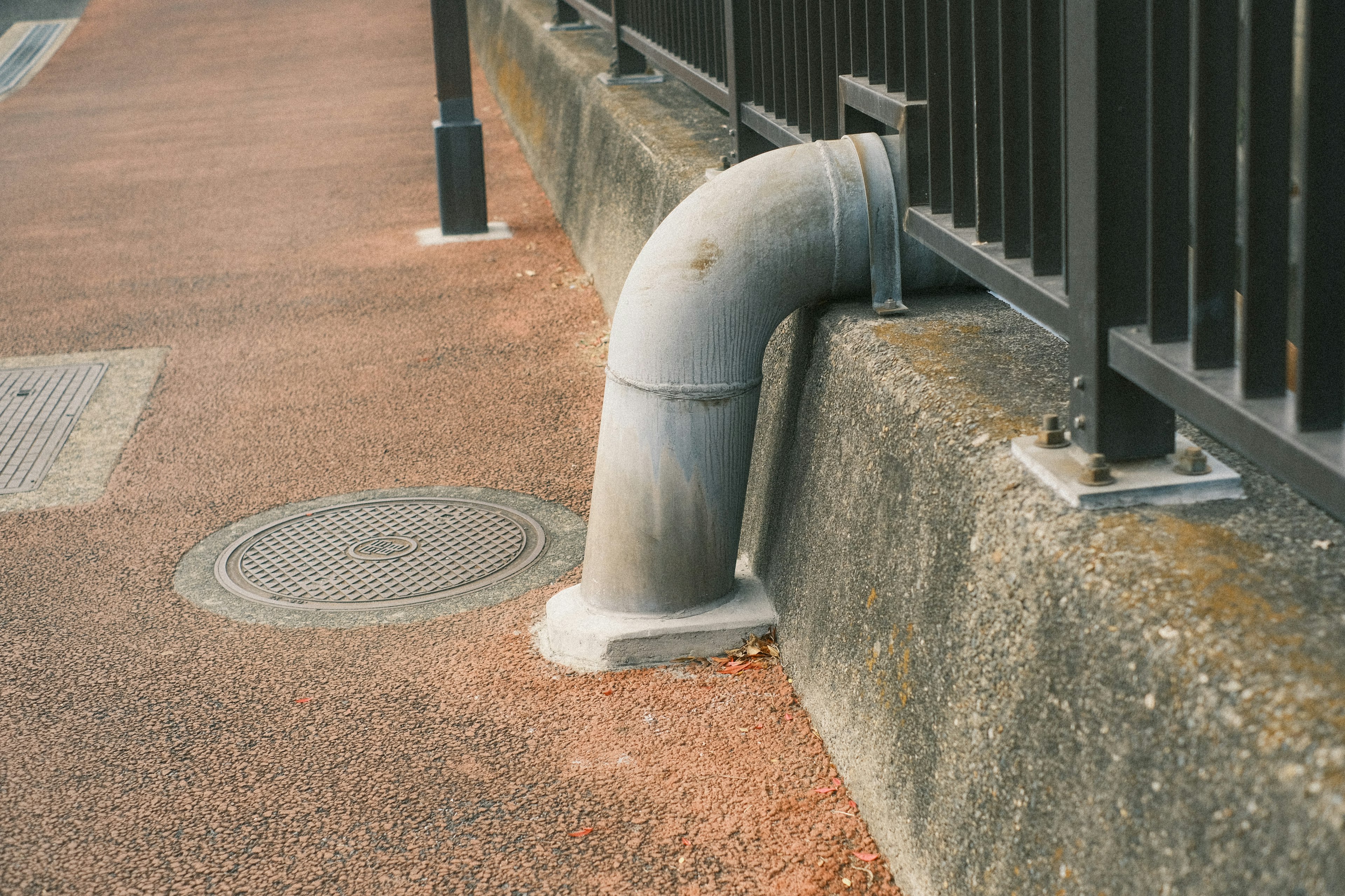 安裝在鋪砌道路上的彎曲排水管