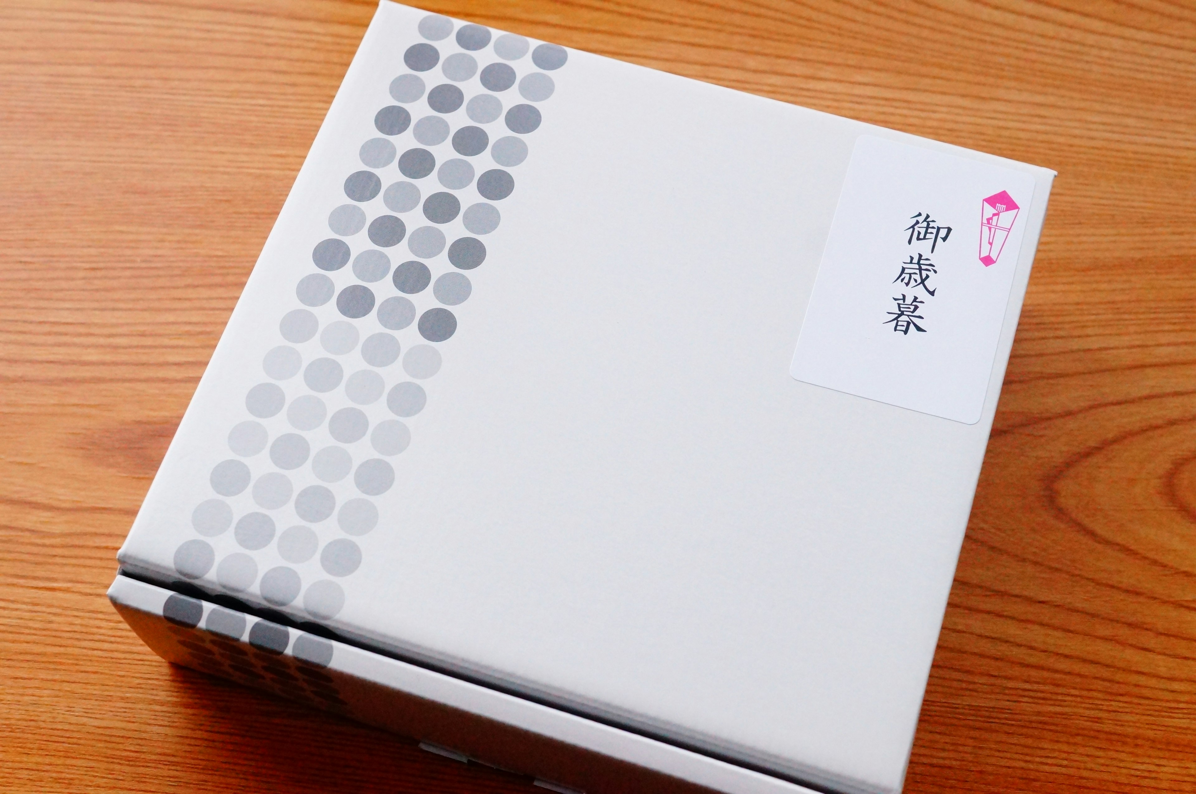 White box with dotted design and label