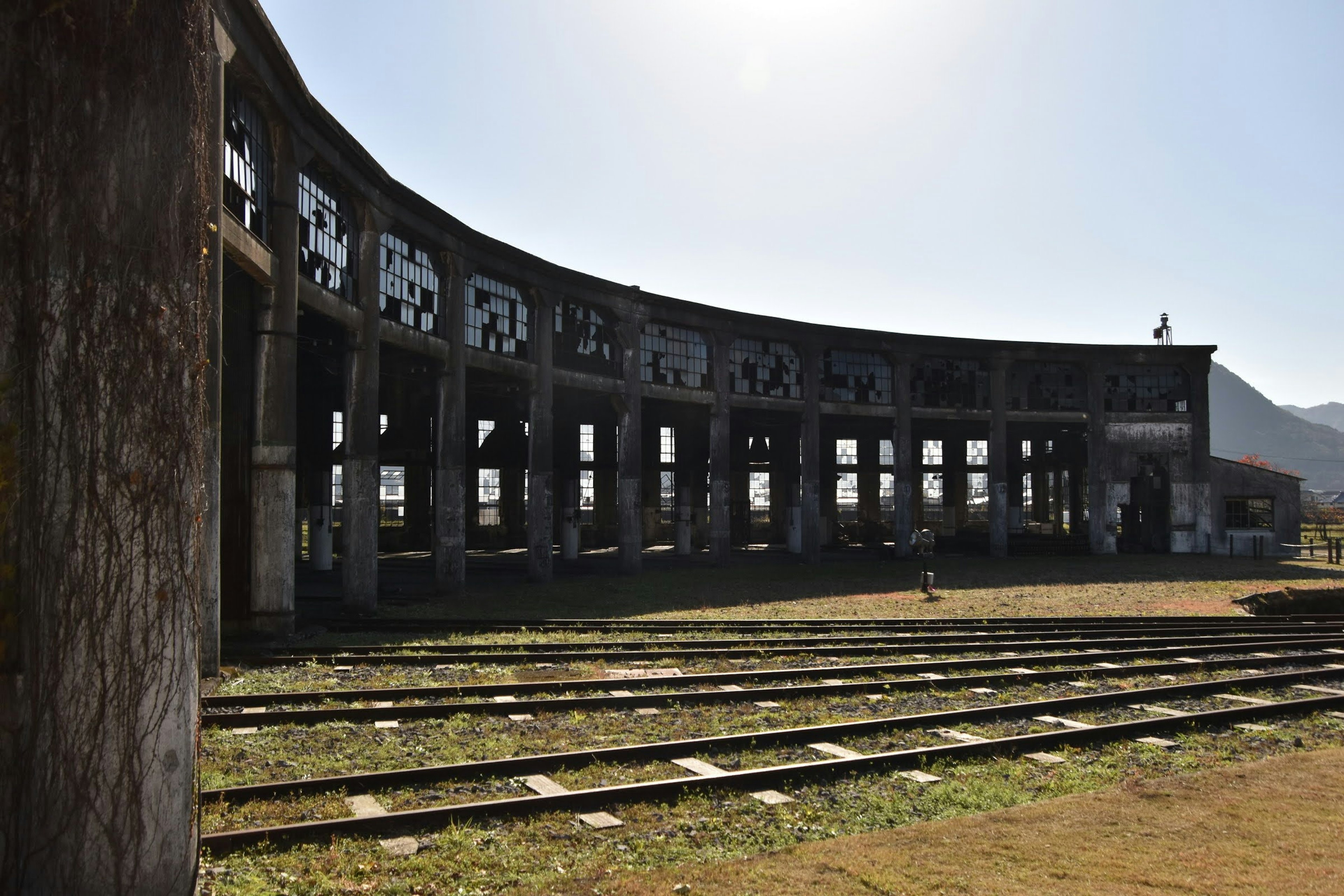 Antigua estructura de rotonda ferroviaria con vías visibles