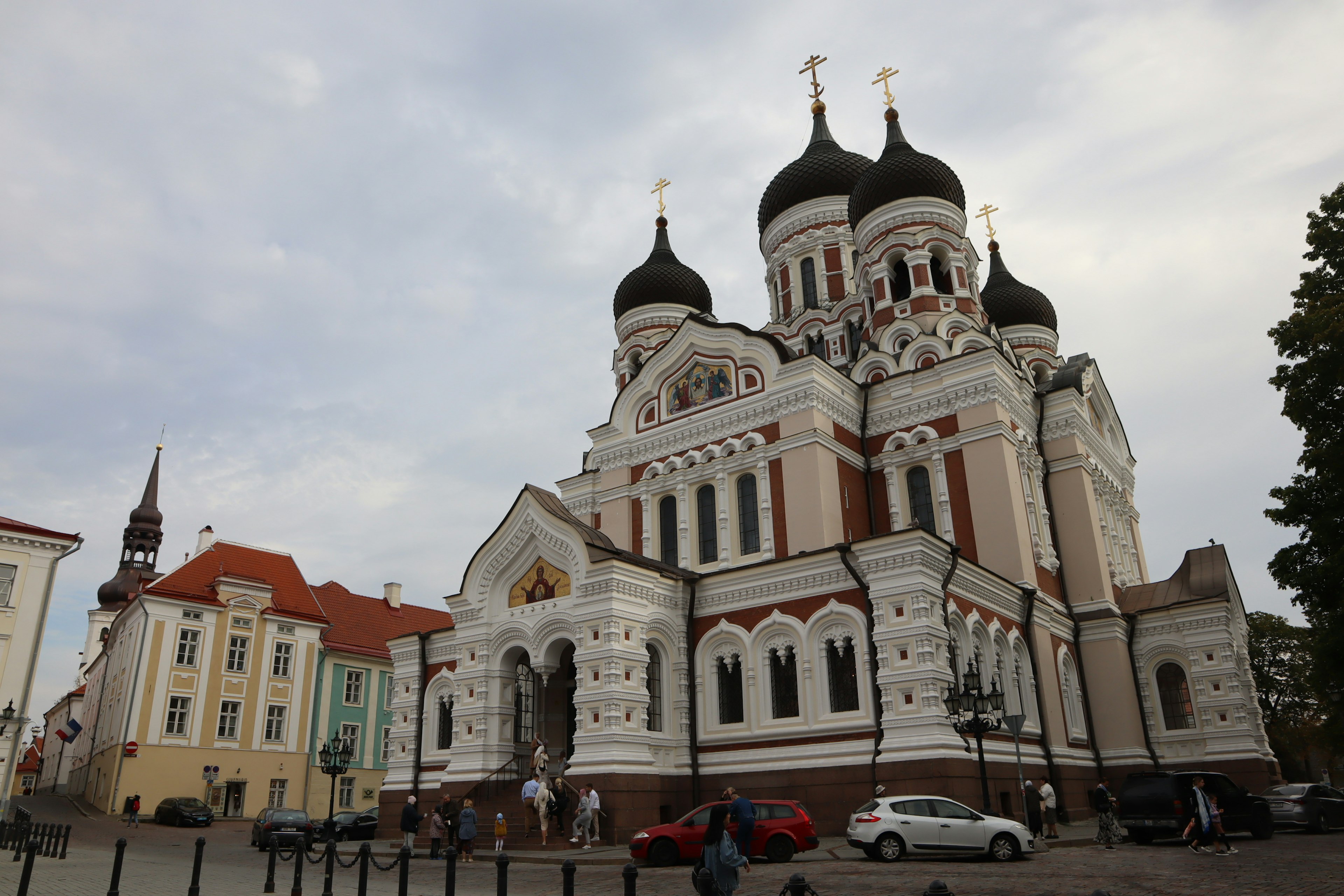 Magnífico exterior de iglesia en Tallin Estonia con cúpulas negras y paredes blancas