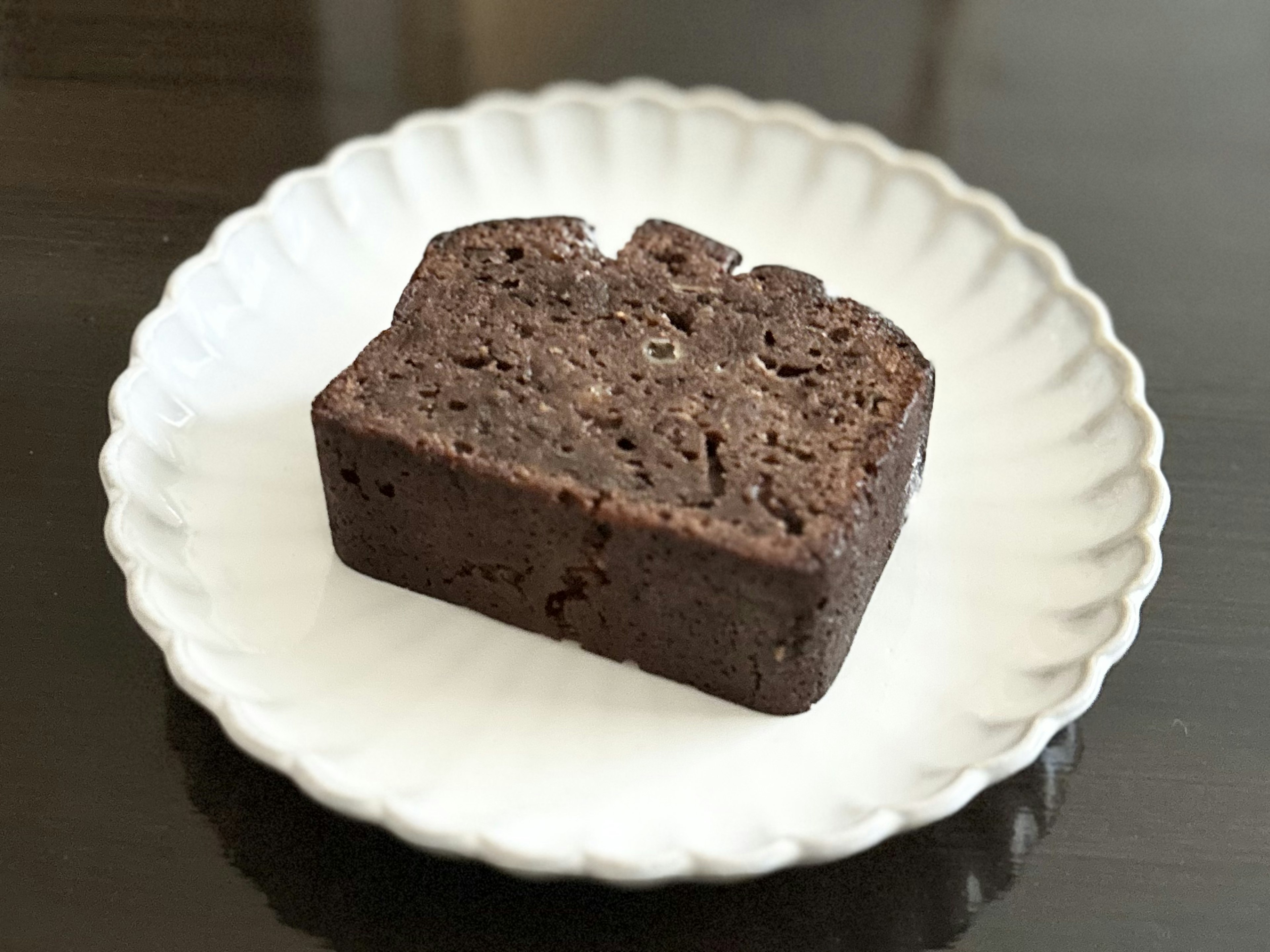 Gâteau rectangulaire brun sur une assiette blanche