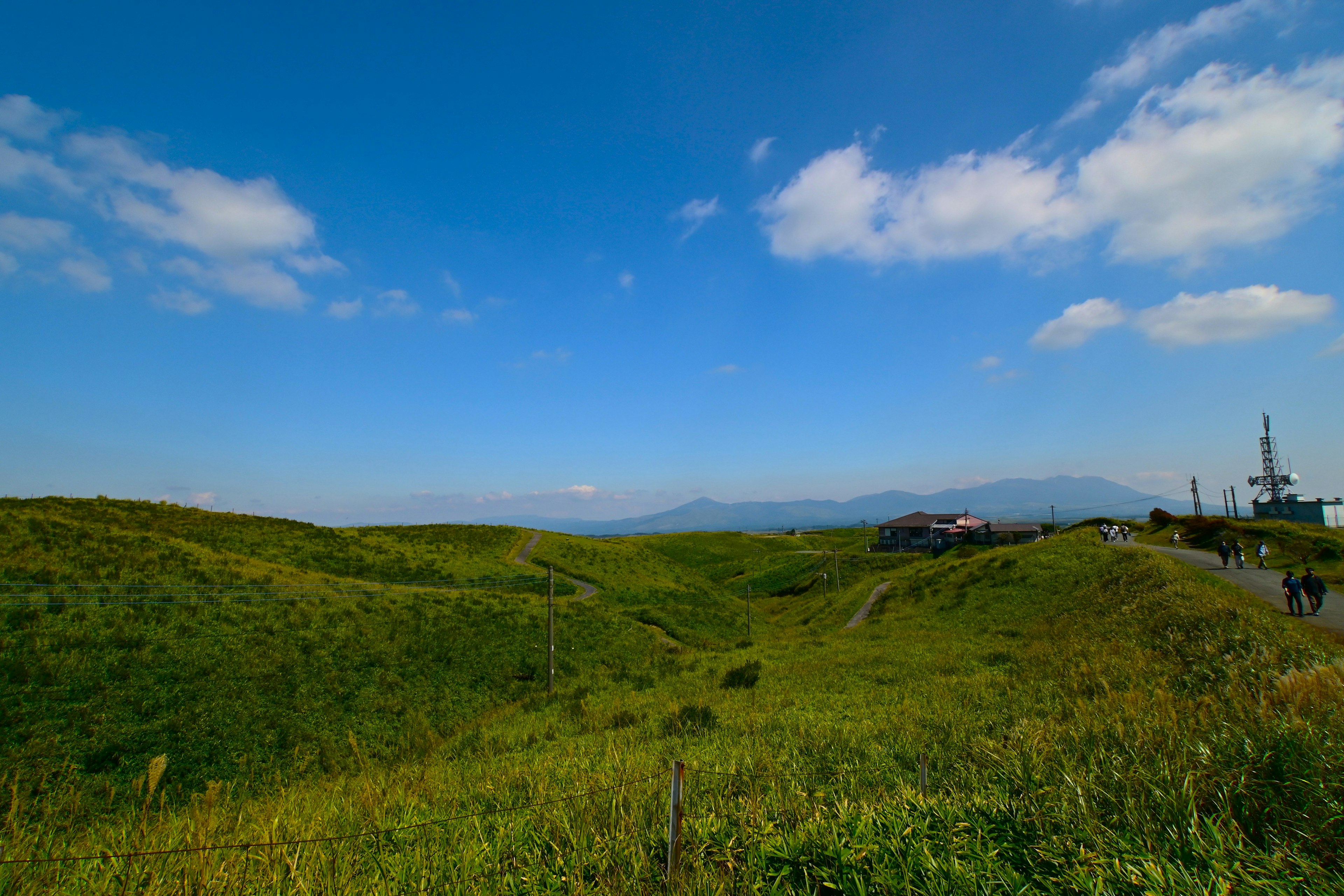 青い空と緑の丘が広がる風景