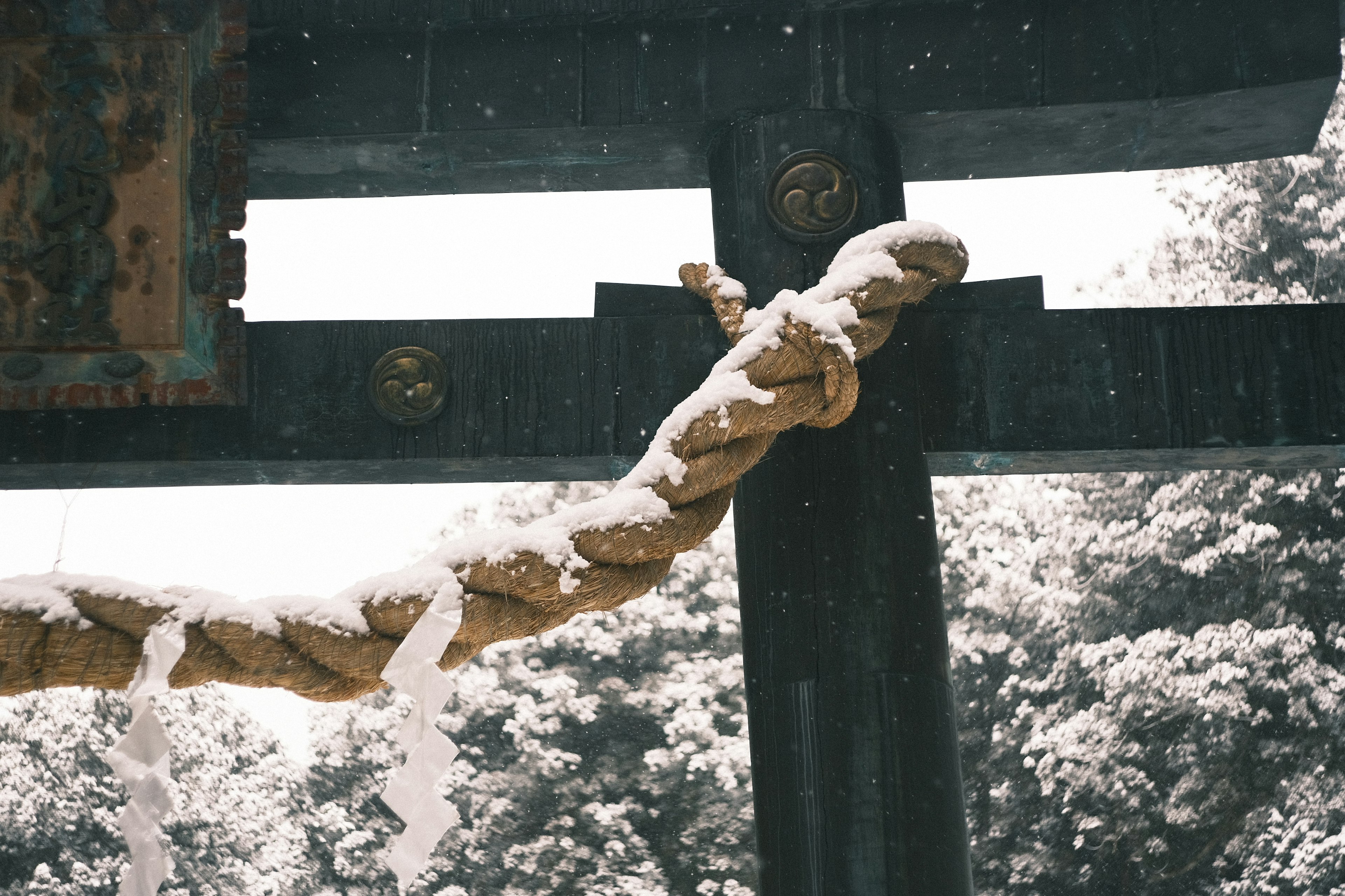 Torii coperto di neve con una corda spessa