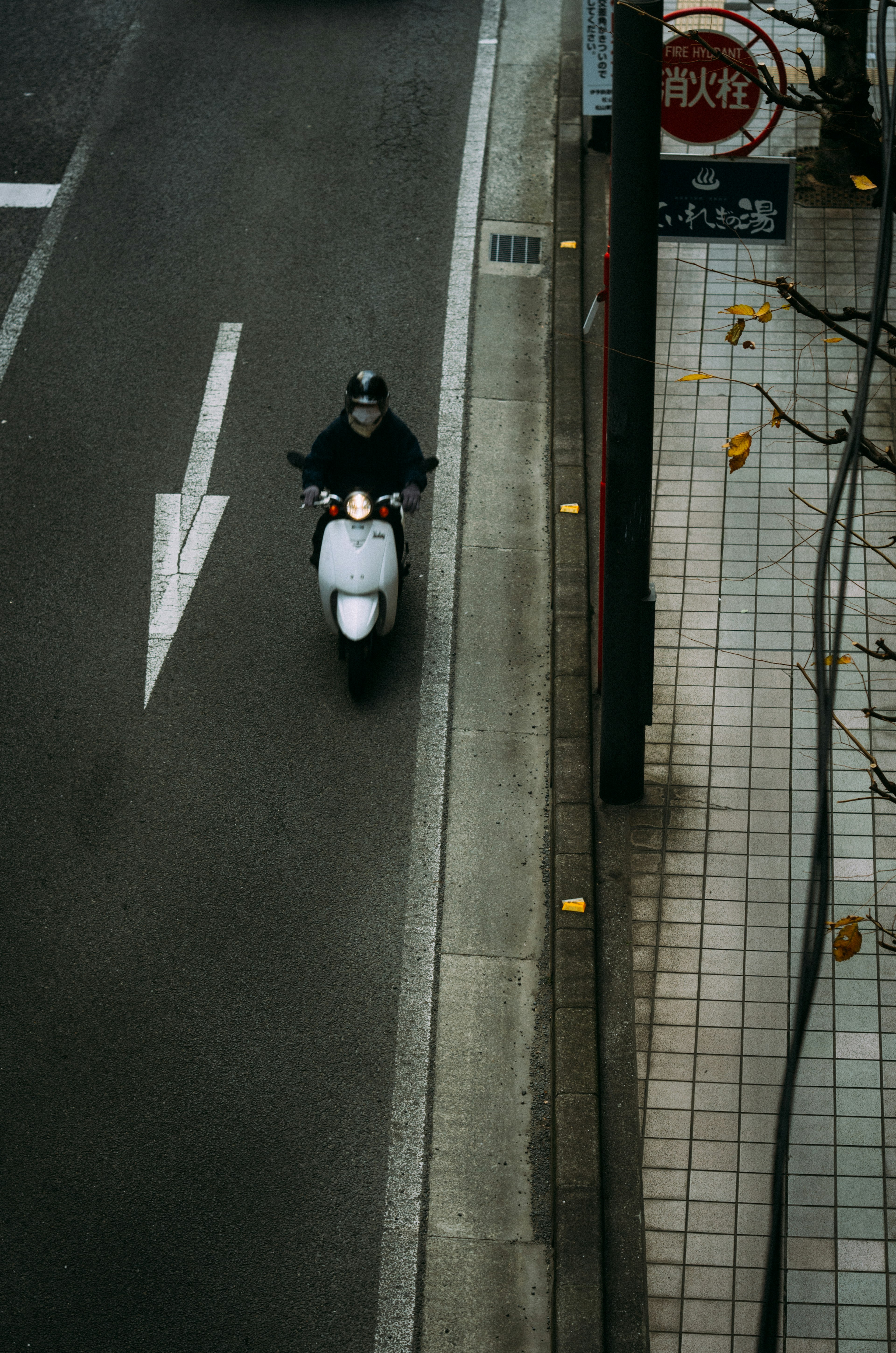 バイクに乗った人物が街中を走るシーン