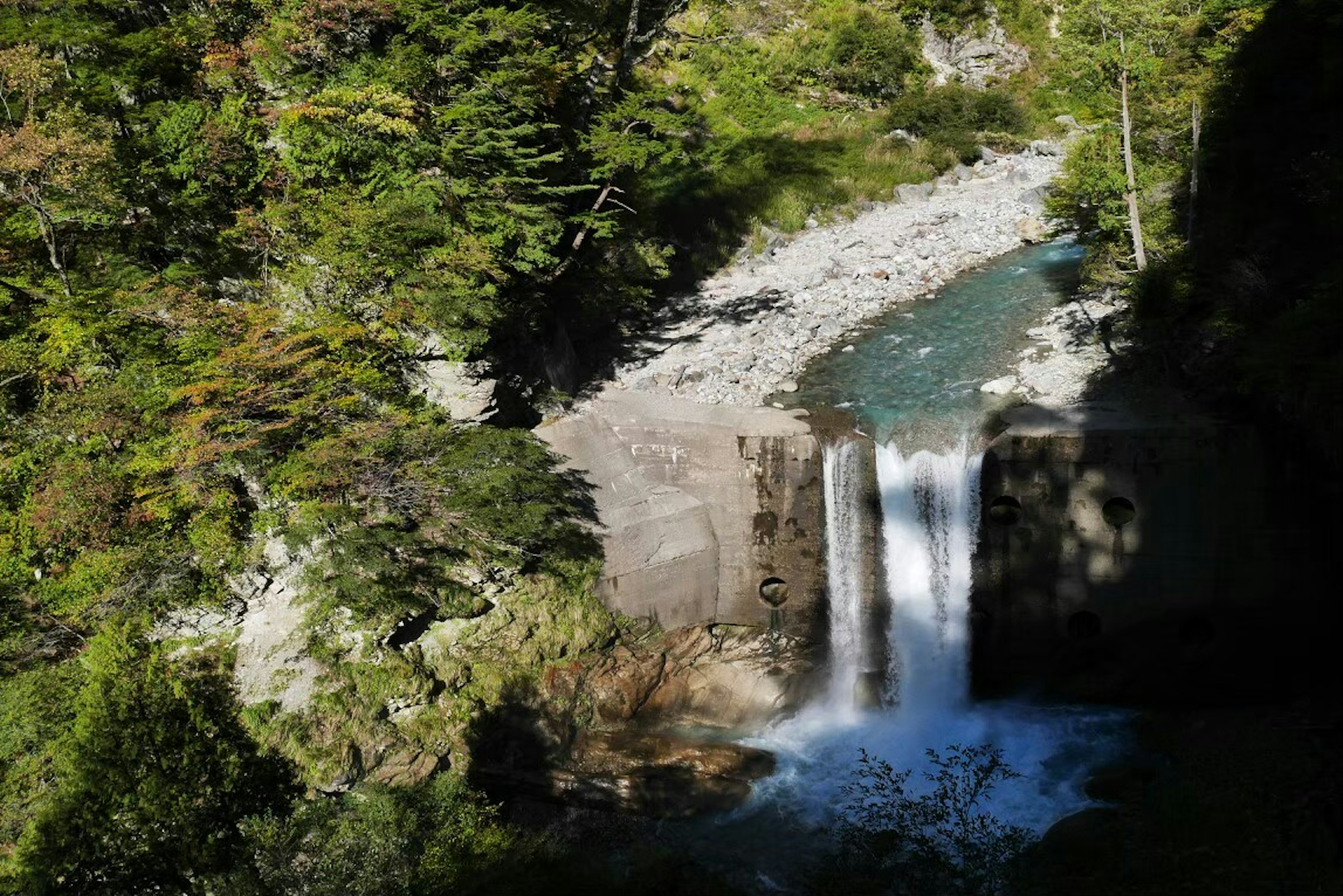 Eine malerische Aussicht auf einen Wasserfall, umgeben von üppigem Grün