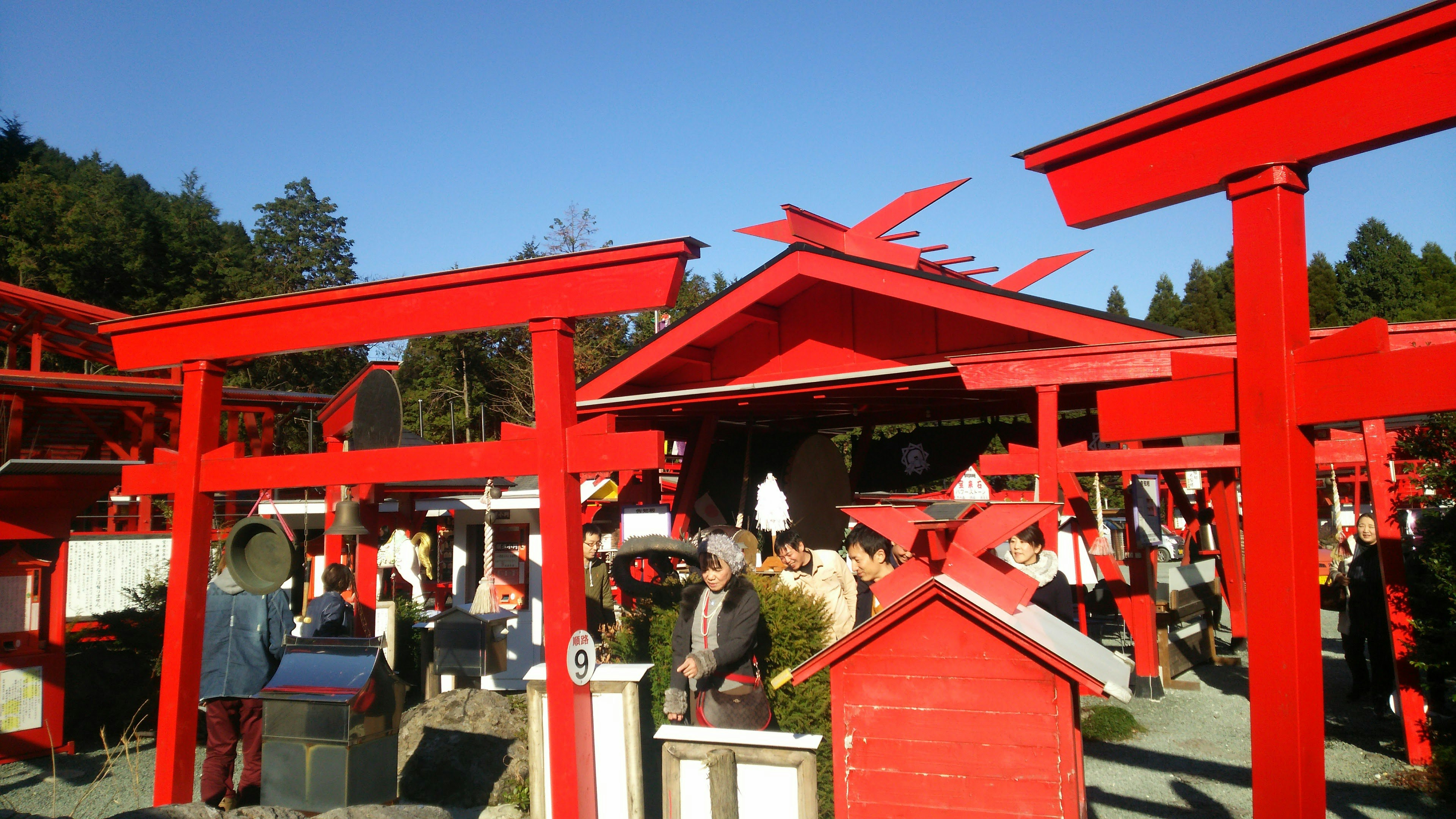 神社的红色鸟居景观，有许多游客