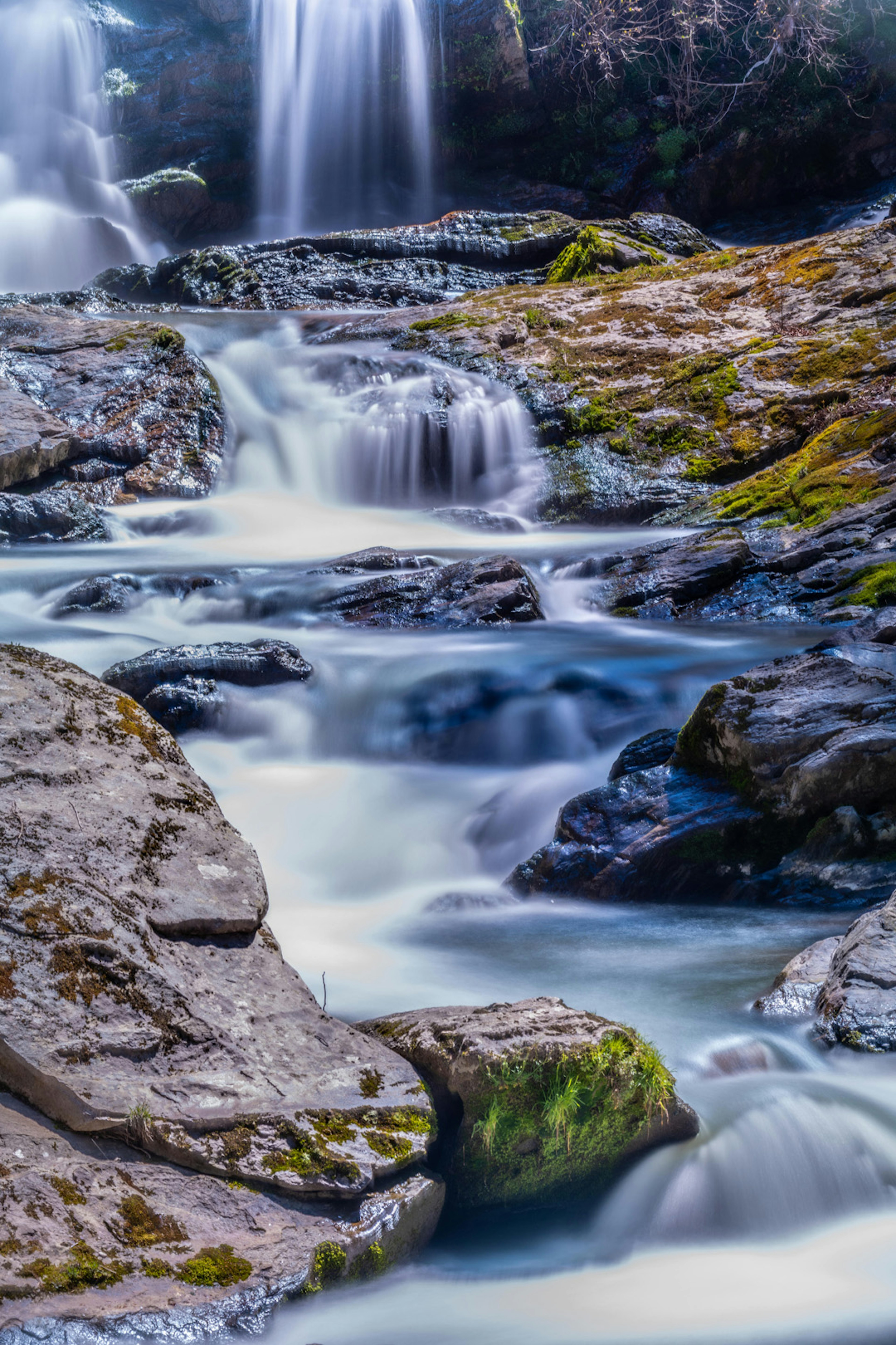 Naturlandschaft mit einem schönen Wasserfall und fließendem Wasser