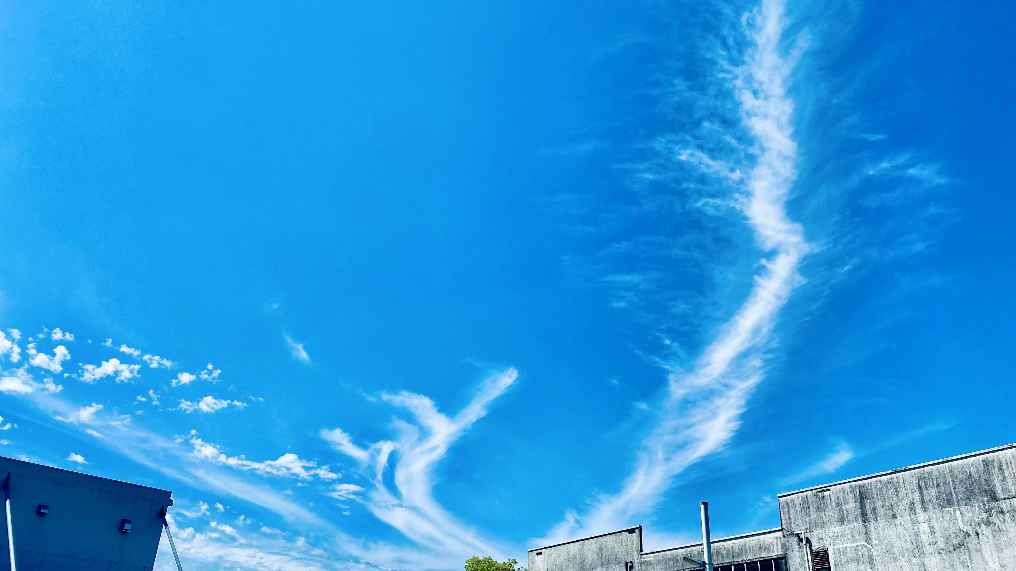 Lebendiger blauer Himmel mit zarten weißen Wolken