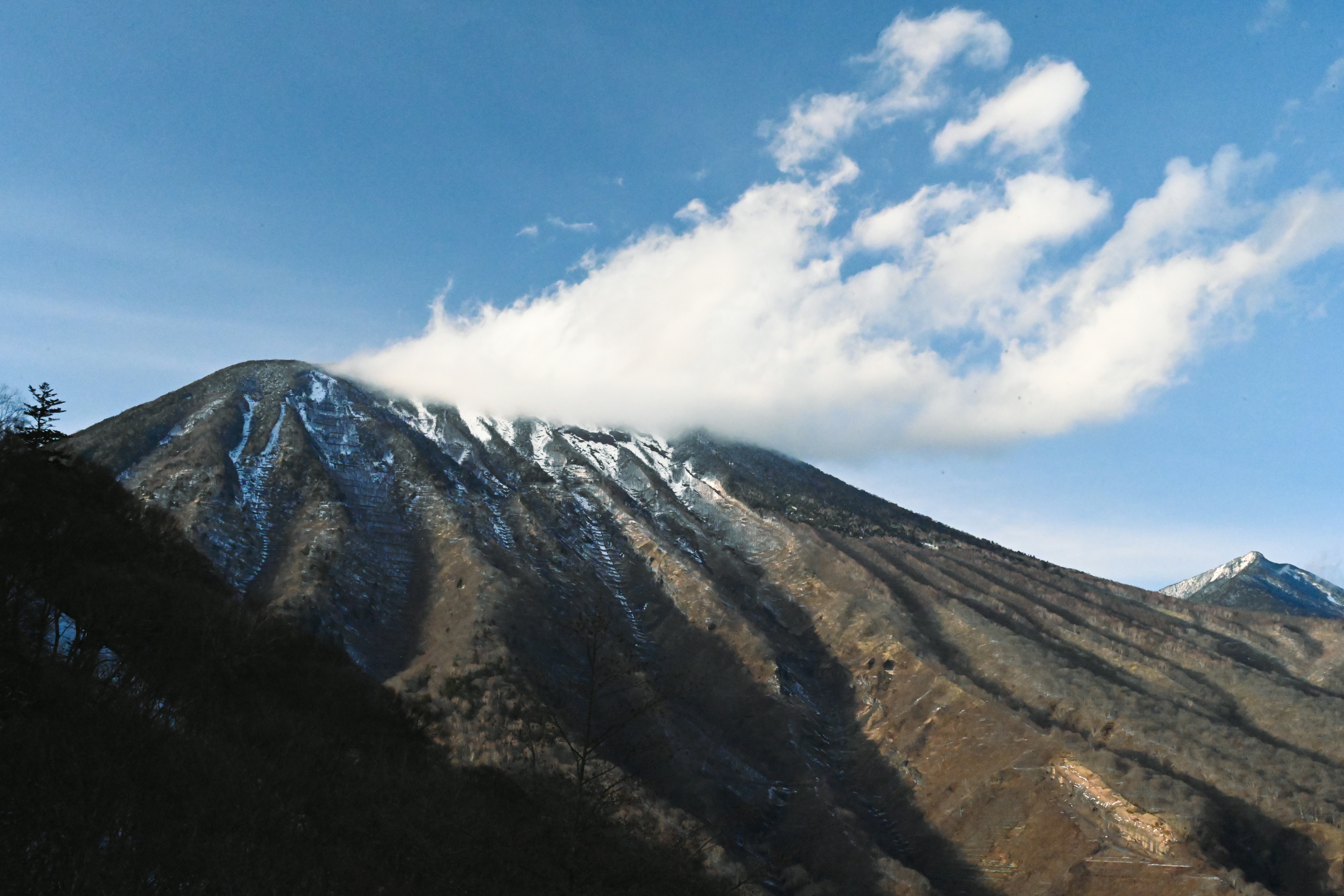 雪を冠した山の美しい風景と青空