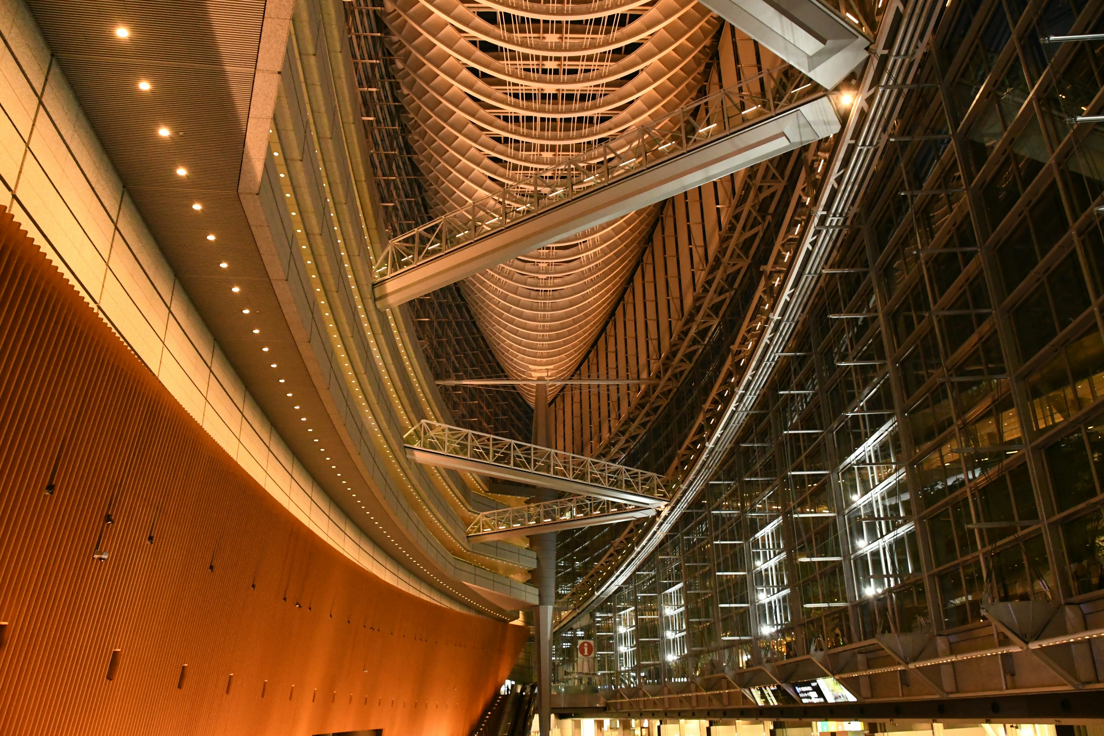 Vista interior de una arquitectura moderna que muestra un diseño curvado y elementos estructurales