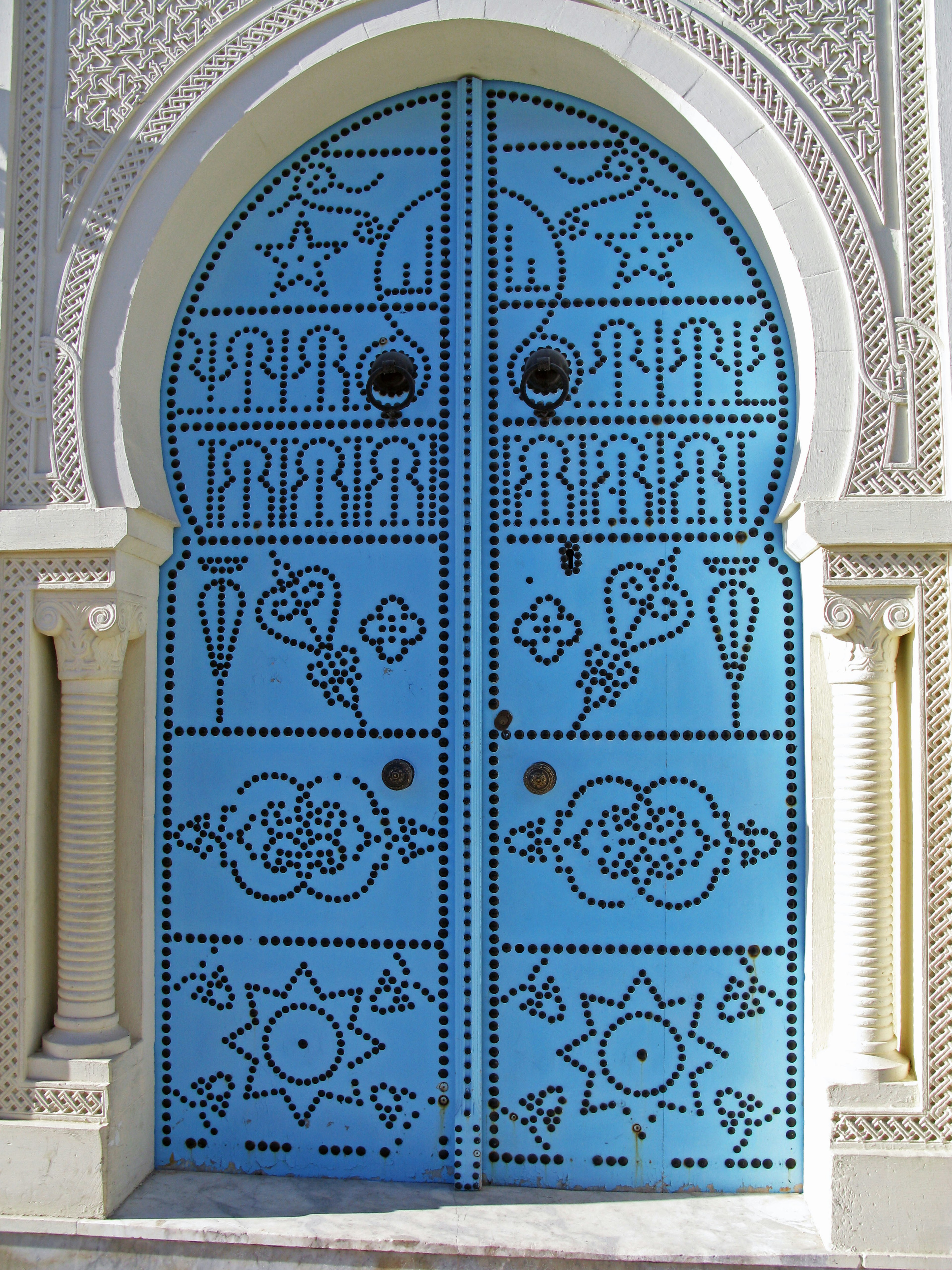 Porta blu decorativa con motivi e design unici