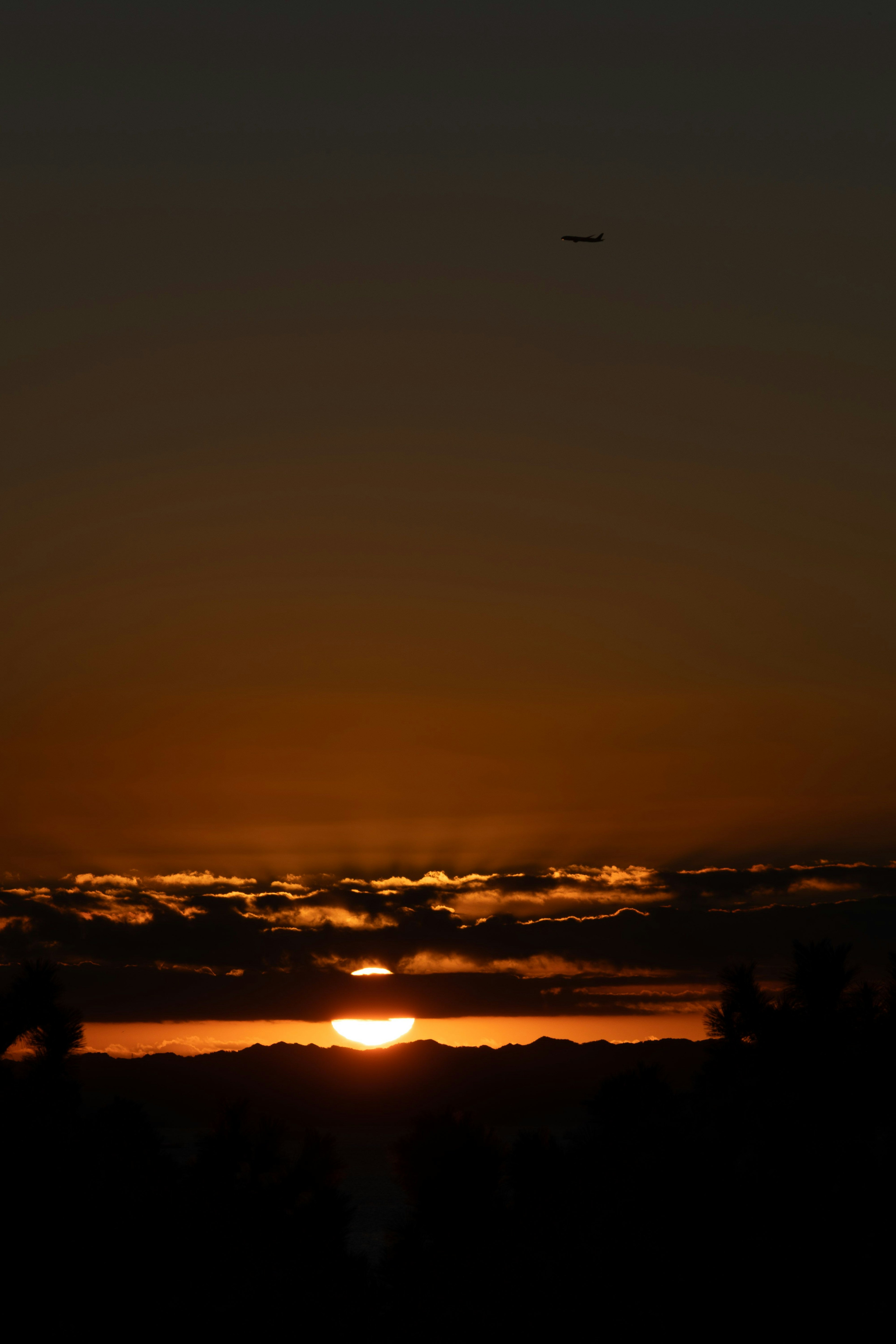夕日が雲の上に沈む美しい風景