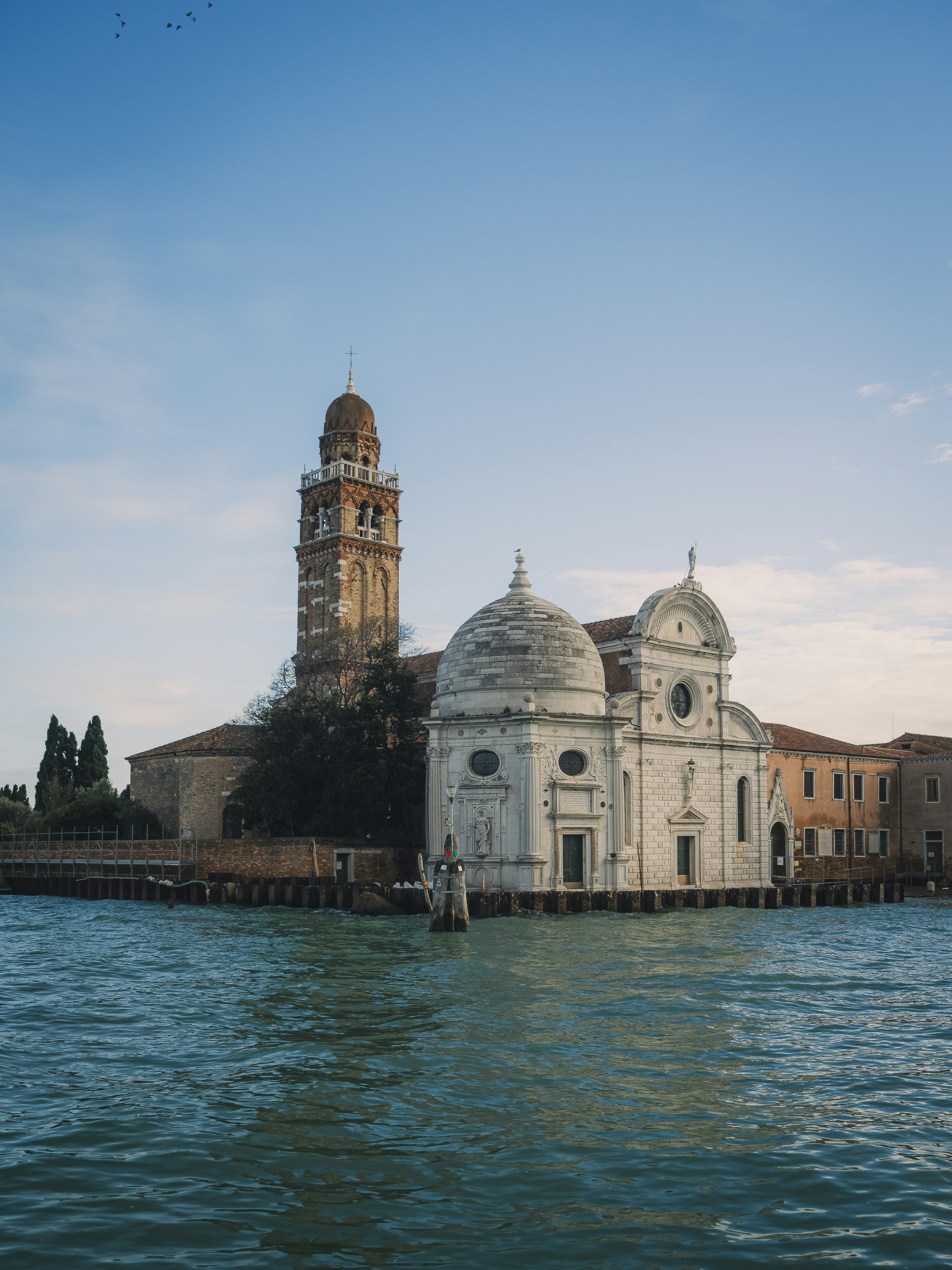 Bellissimi edifici veneziani con vista sull'acqua