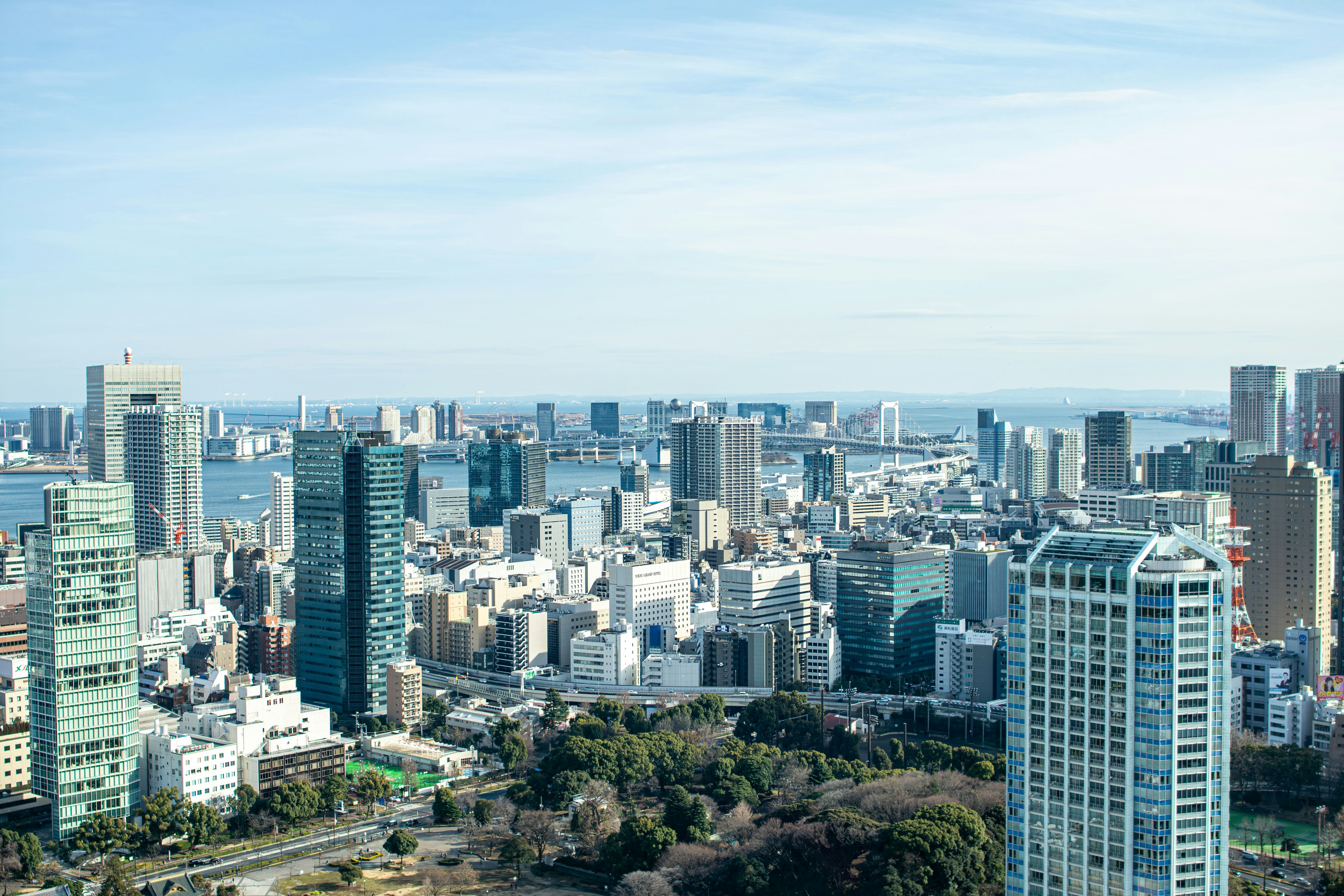 Pemandangan kota Tokyo dengan langit biru cerah