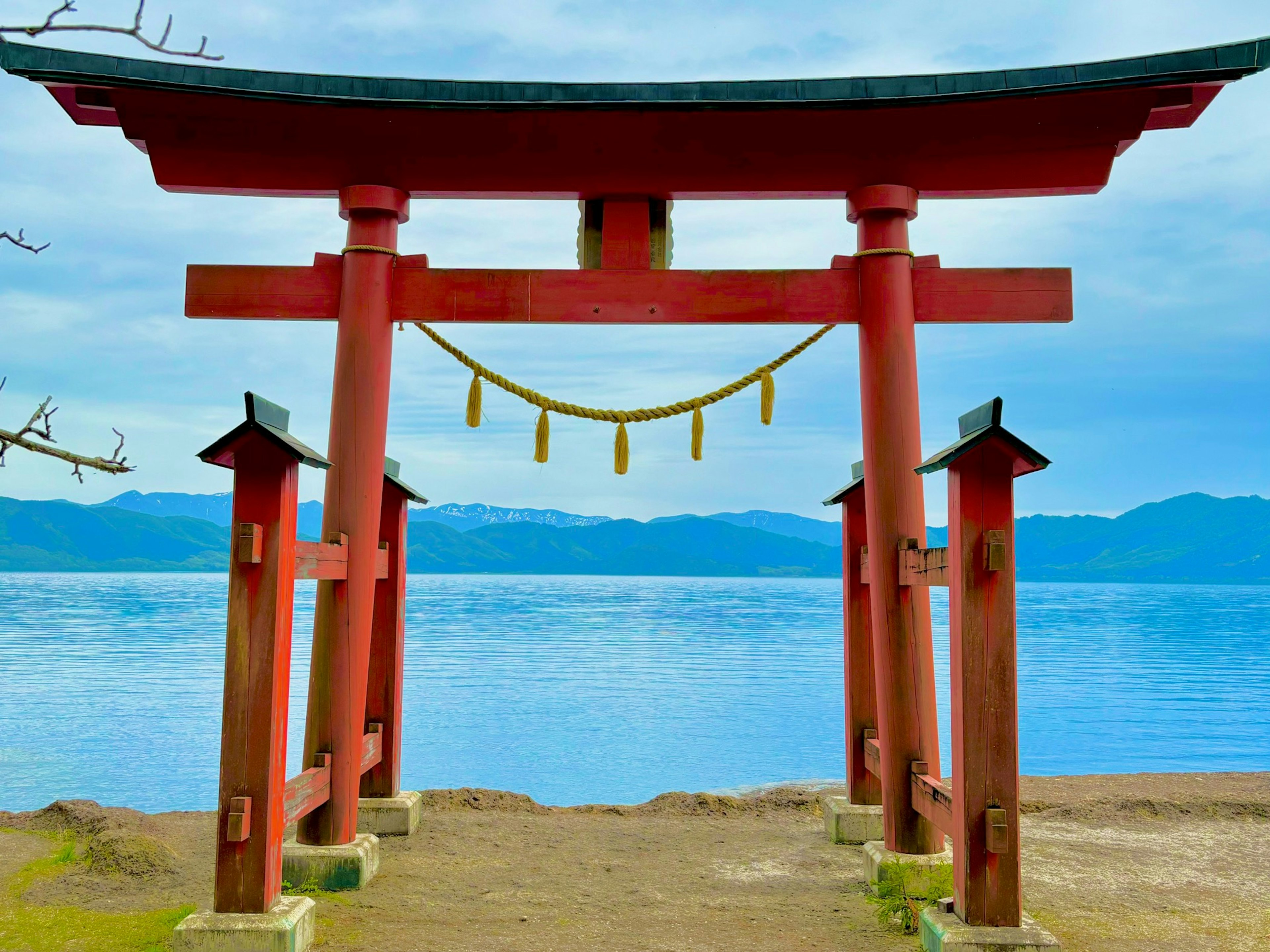 Cổng torii đỏ nhìn ra hồ xanh