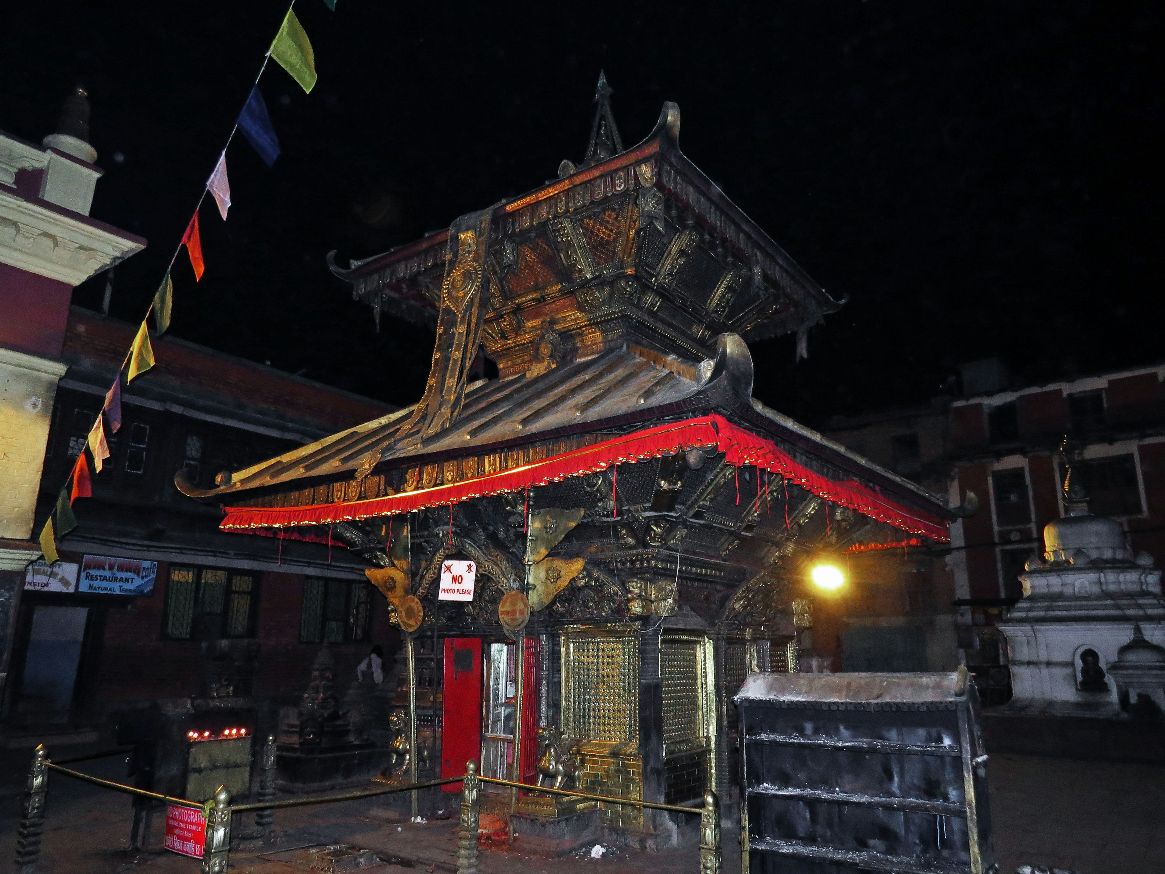 Architecture magnifique du temple la nuit avec des décorations rouges