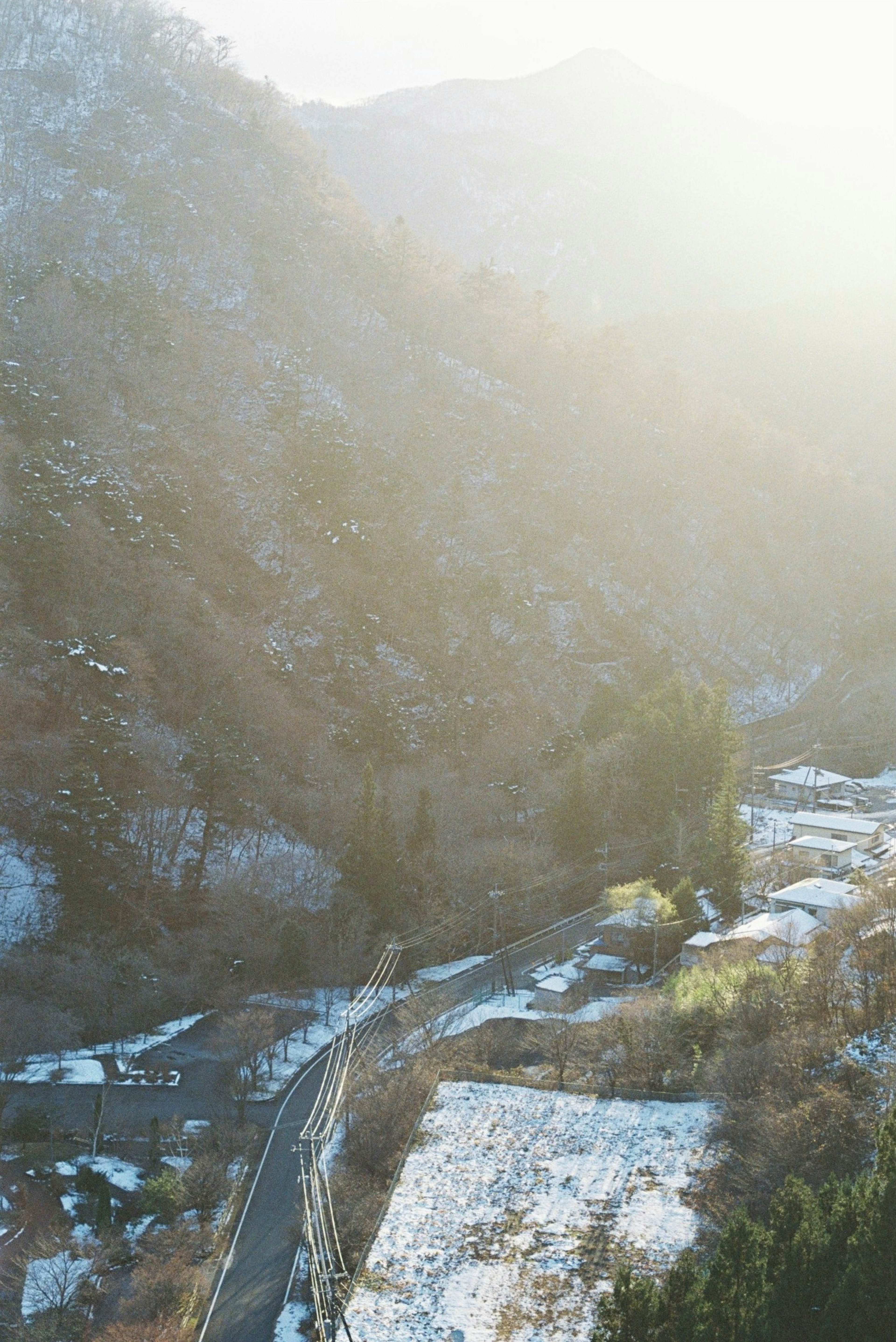 Paesaggio di valle innevata con luce del mattino